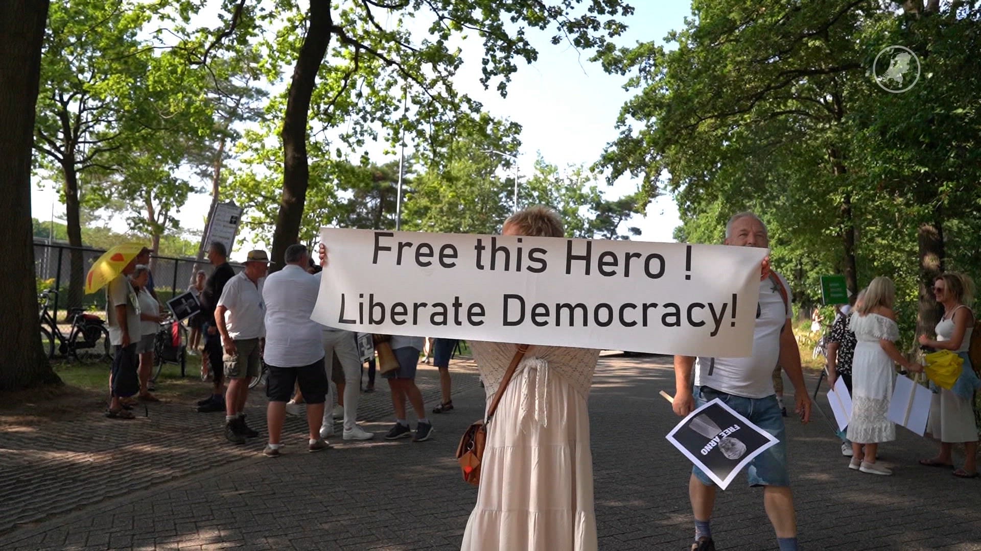 Zo'n 400 demonstranten bij gevangenis Vught om coronasceptische advocaat