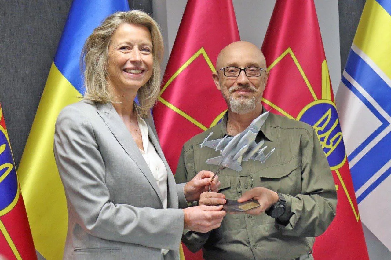 Ollongren geeft eerste F-16 nu al functie elders, Oekraïense Defensieminister blij