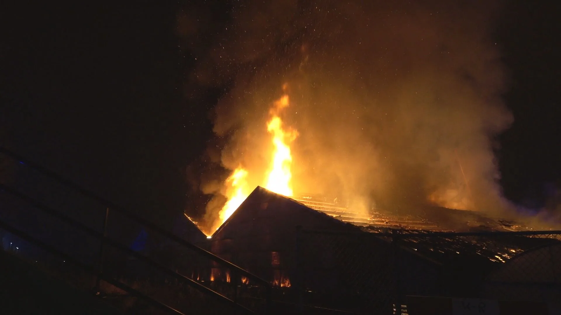 Grote brand verwoest schuren bij bloemkwekerij Heerhugowaard