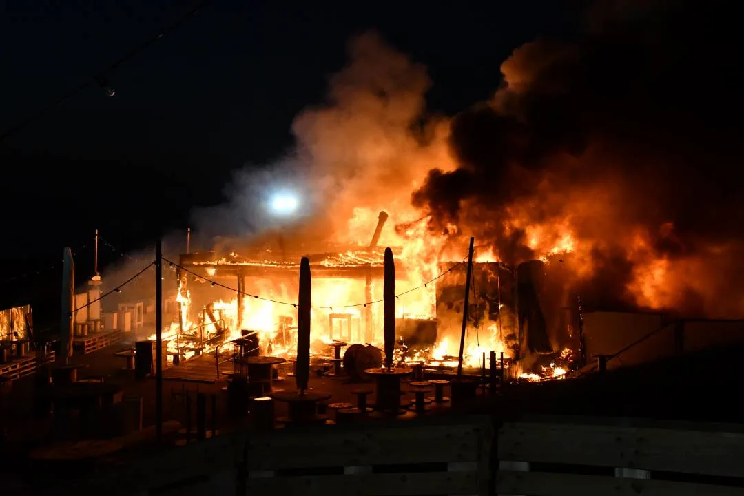 Vuurzee verwoest strandtent in het Zeeuwse Walsoorden