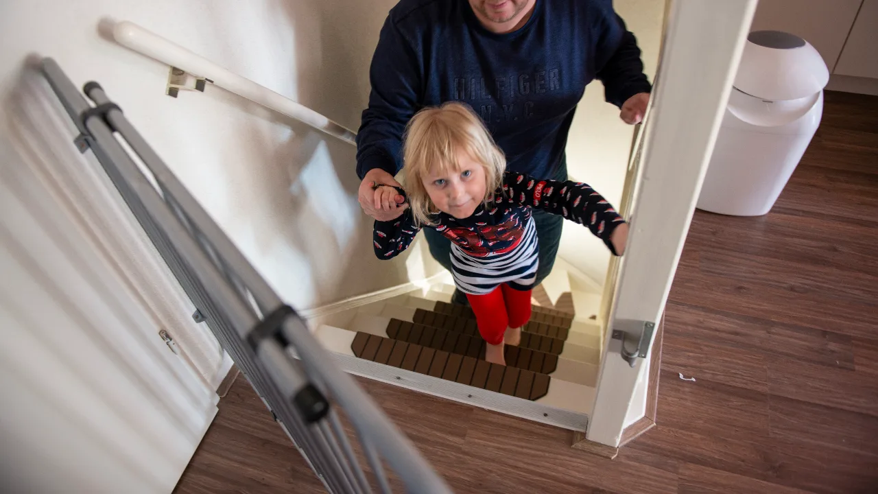 Gevaarlijk traphekje drie jaar lang verkocht: kinderen kunnen stikken in loskomende stukjes
