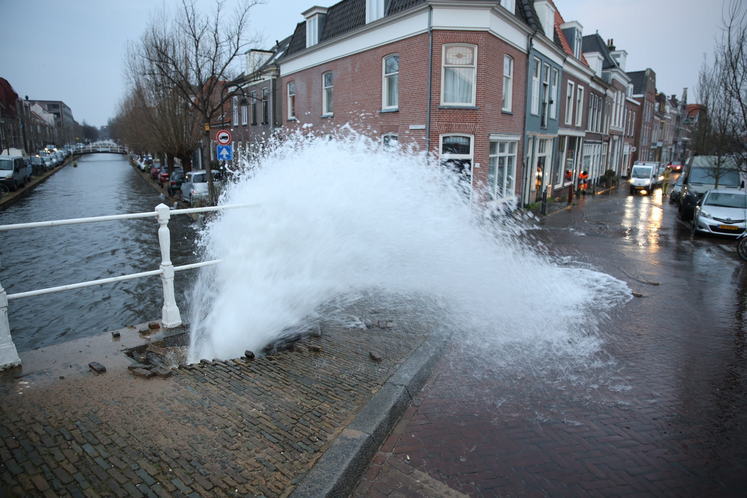 Waterballet in centrum Delft door leidingbreuk