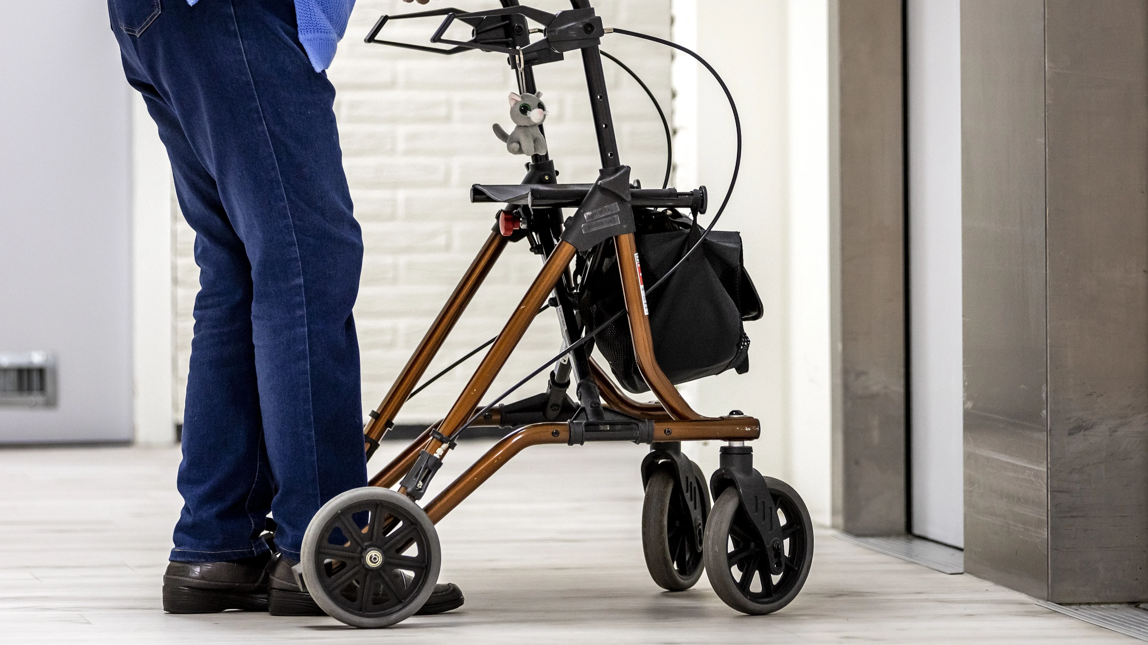 Man sluipt verzorgingshuis binnen en stompt 94-jarige vrouw