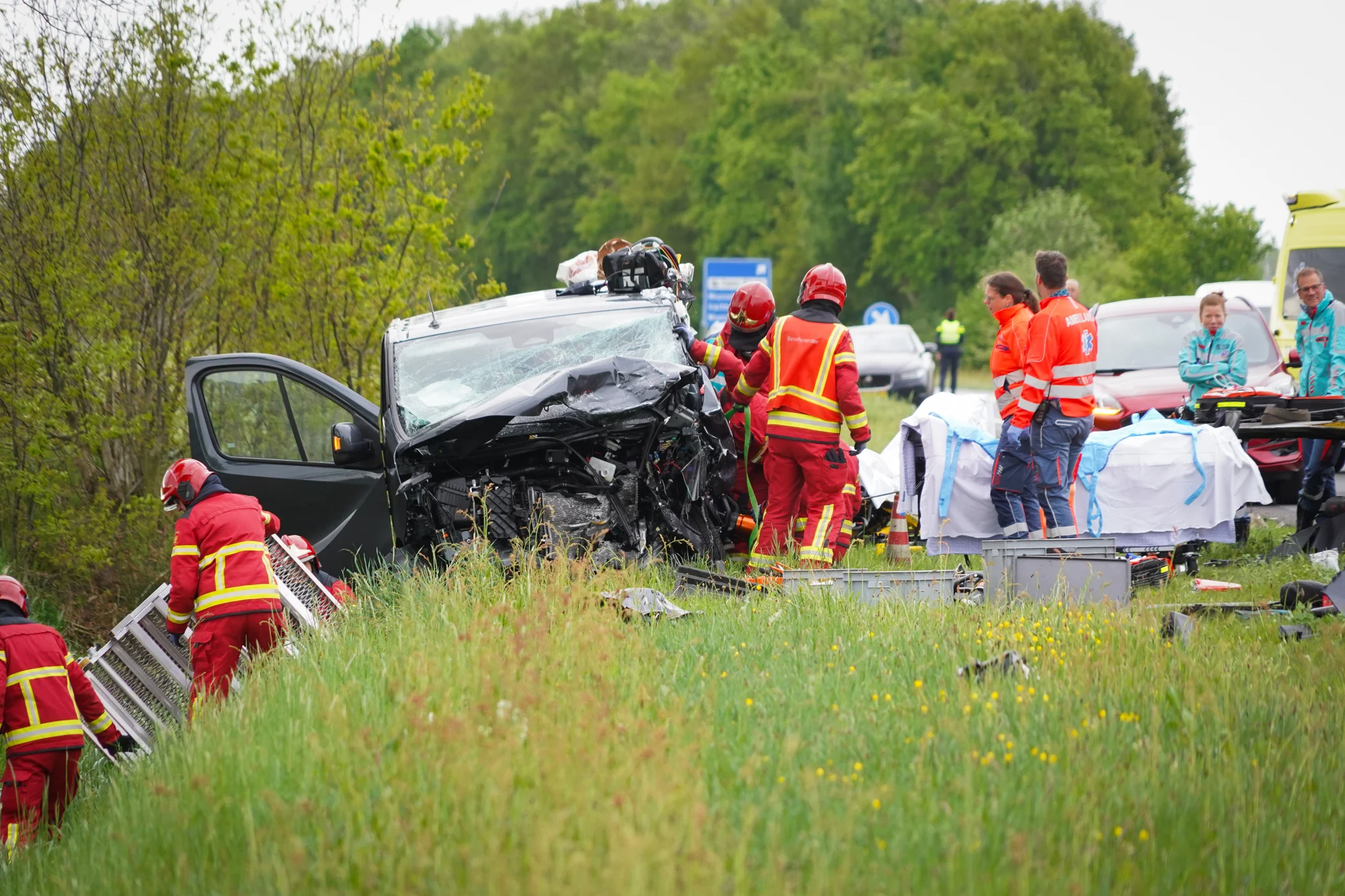 Vijf gewonden, drie ernstig, na zwaar ongeluk tussen busje en auto in Mussel