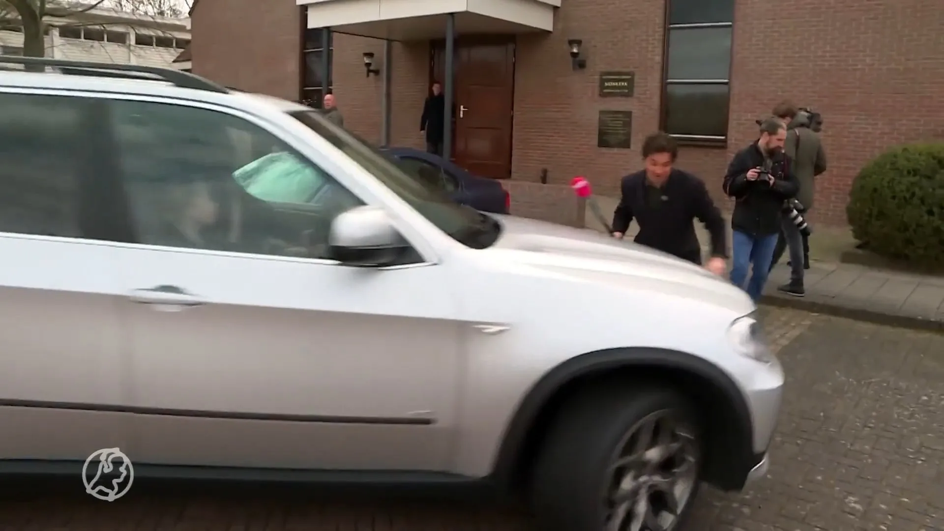 Politie doet onderzoek naar man die inreed op verslaggever Urk, nog geen arrestatie