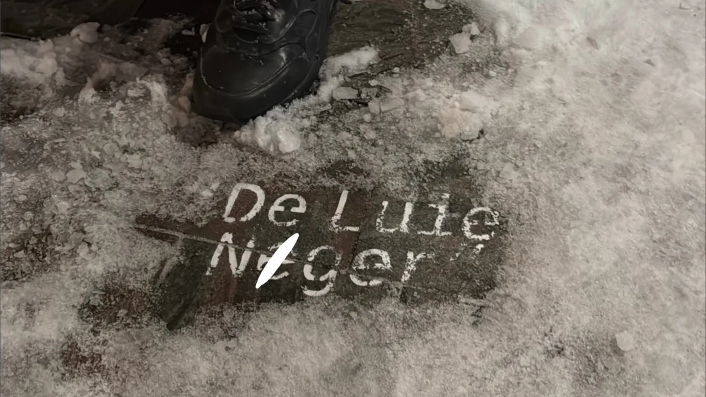 Woede om racistische leus bij beeld van vrouw van kleur in Rotterdam