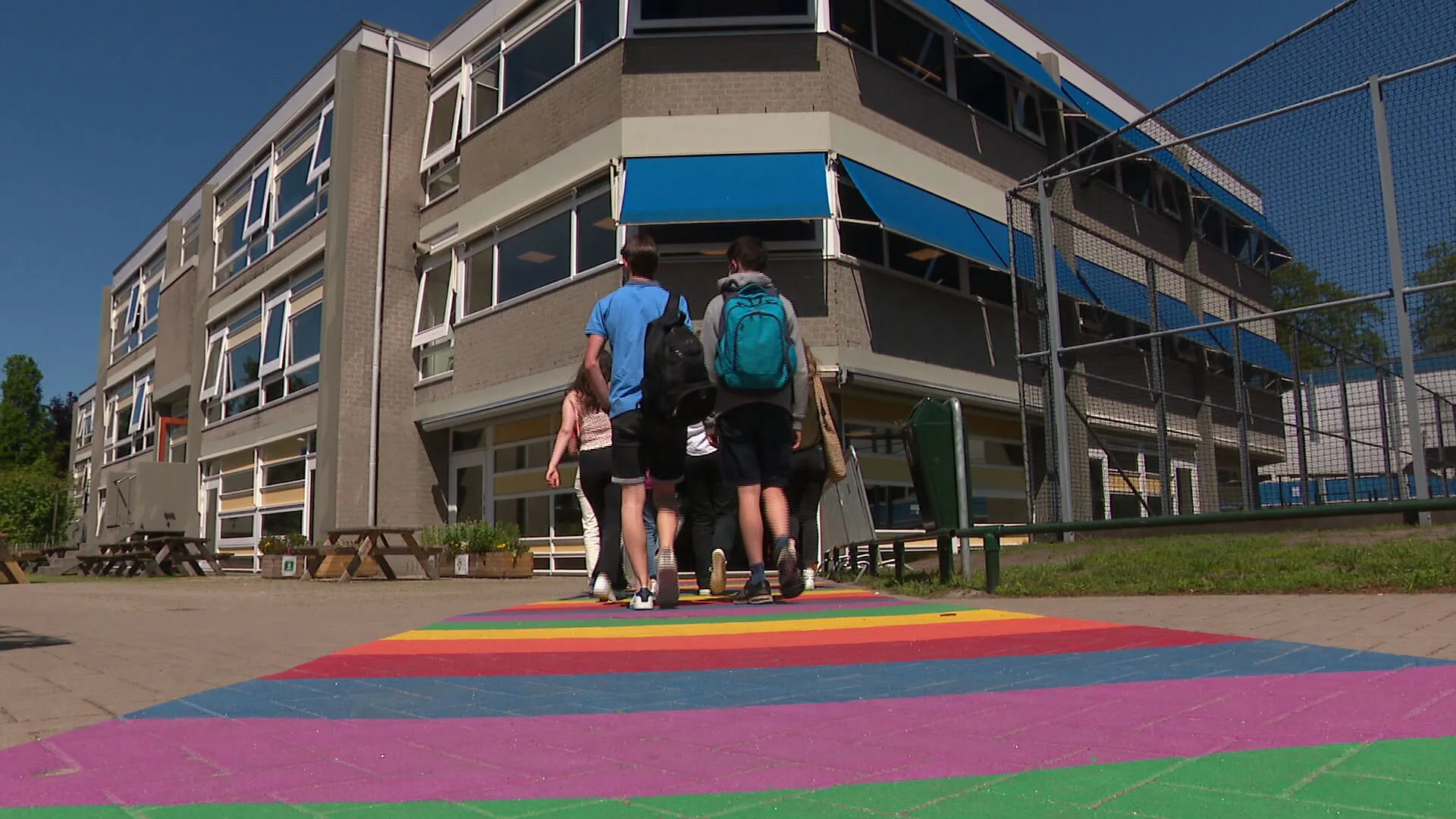 Sommige scholen willen niet weer volledig open: 'Ik heb hier 1.400 pubers, dat gaat niet'