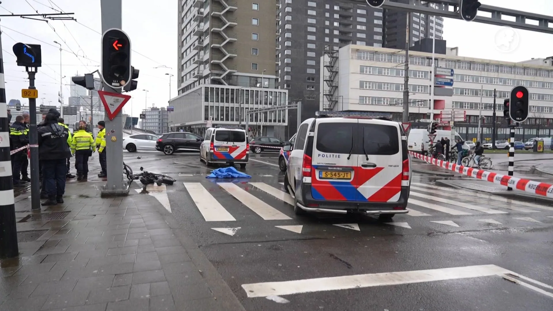 Man (63) overleden na aanrijding met politiebusje in Rotterdam