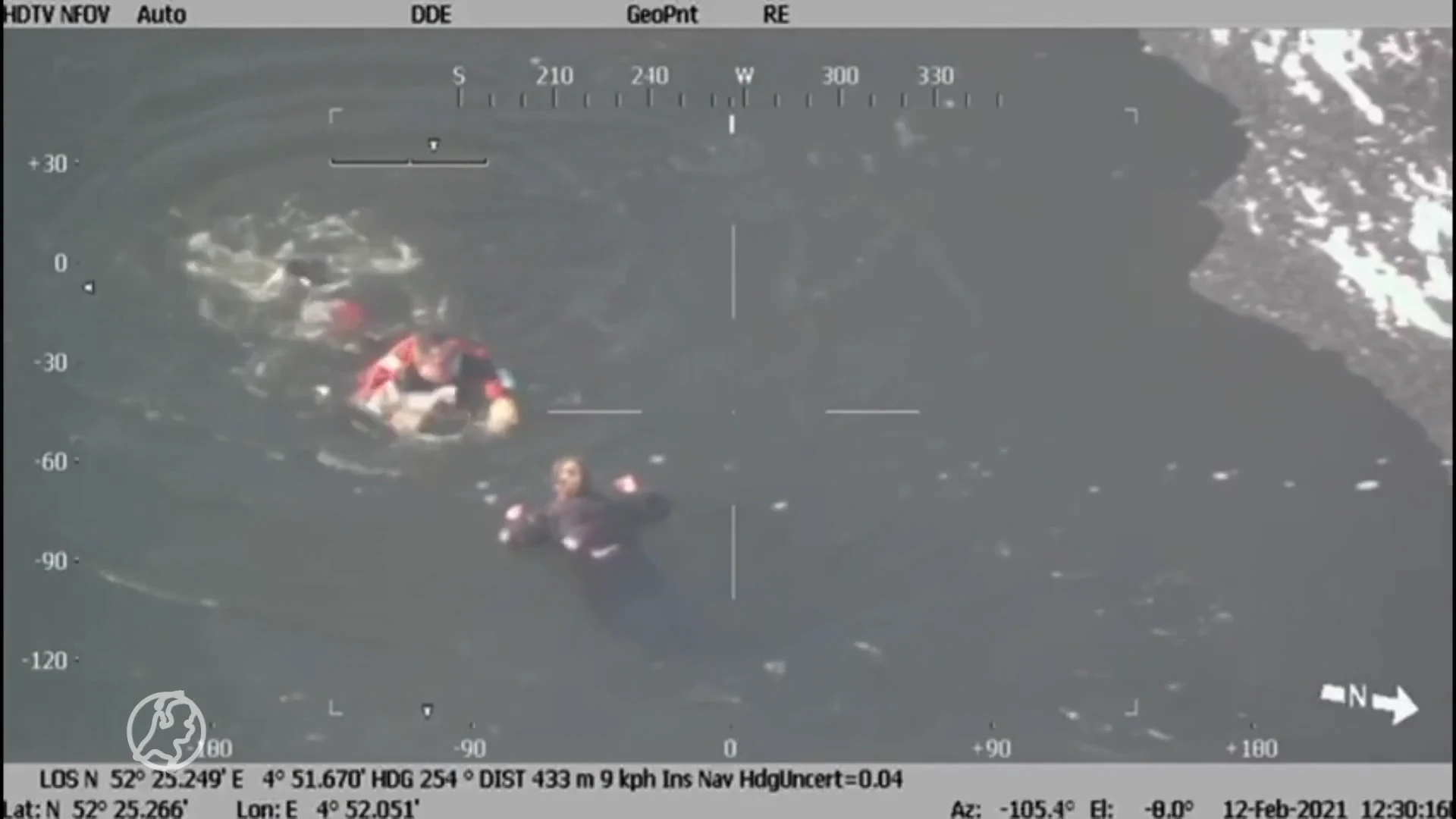 Vrouw springt in ijswater om hond te redden, moet zelf worden gered