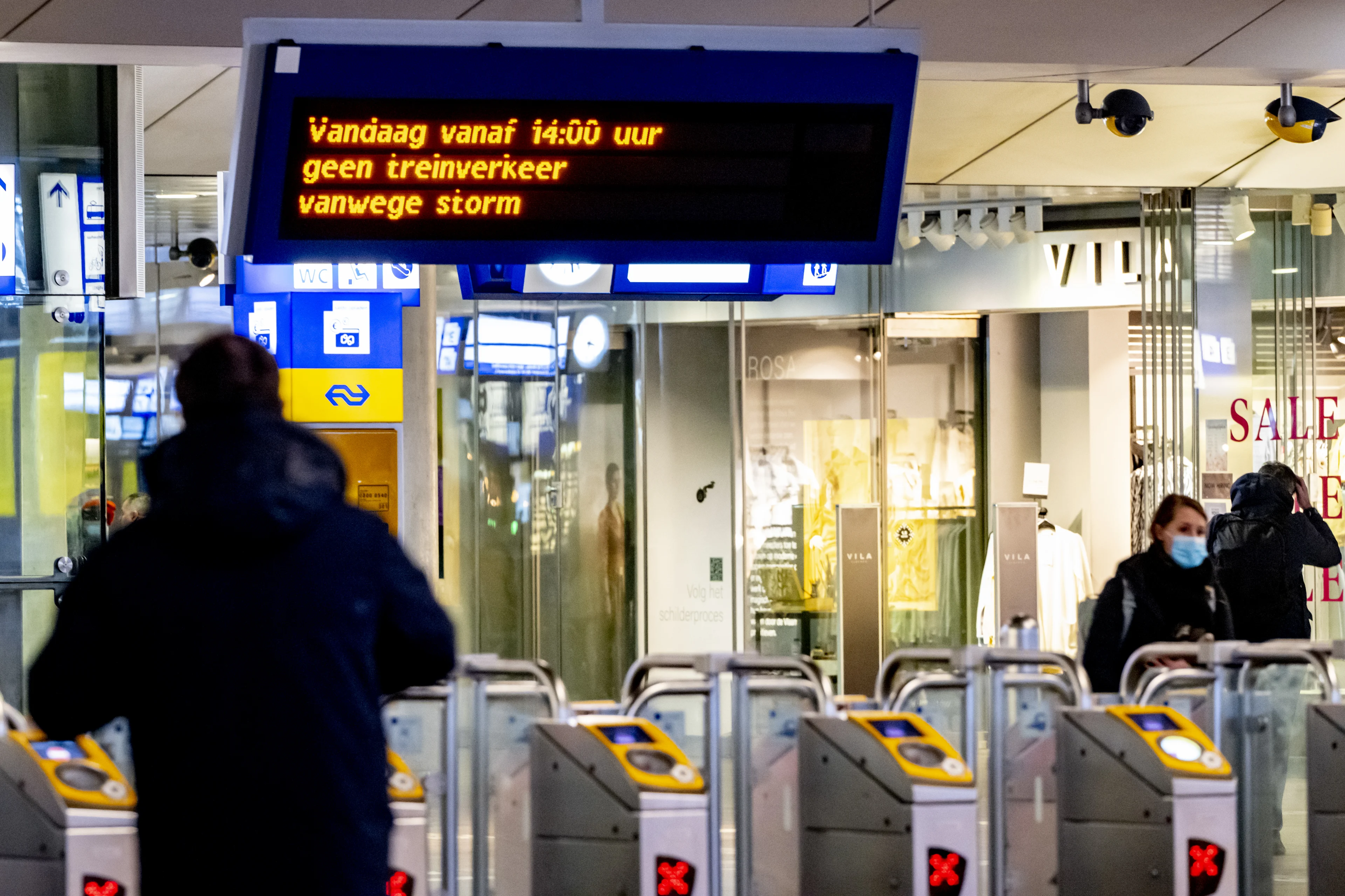 LIVEBLOG | Ook zaterdagochtend geen treinen door stormschade • Code oranje verder afgeschaald