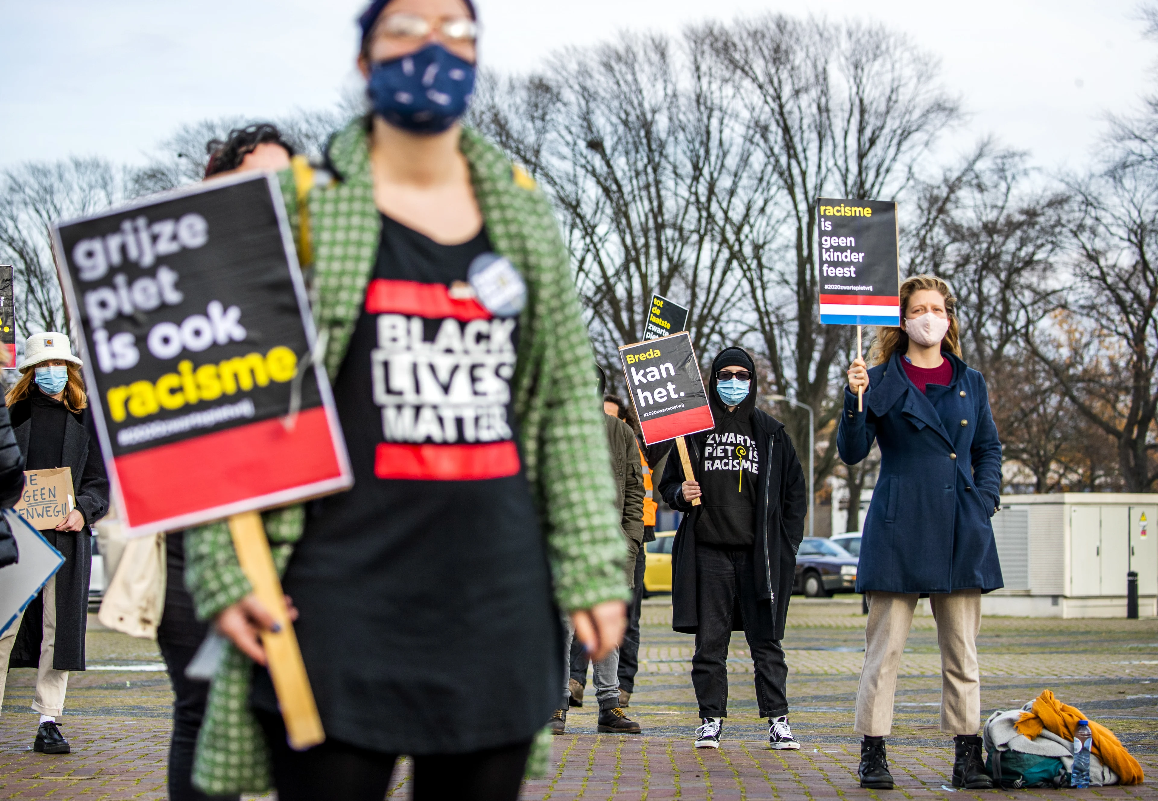 Tientallen betogers demonstreren tegen Zwarte Piet in Breda