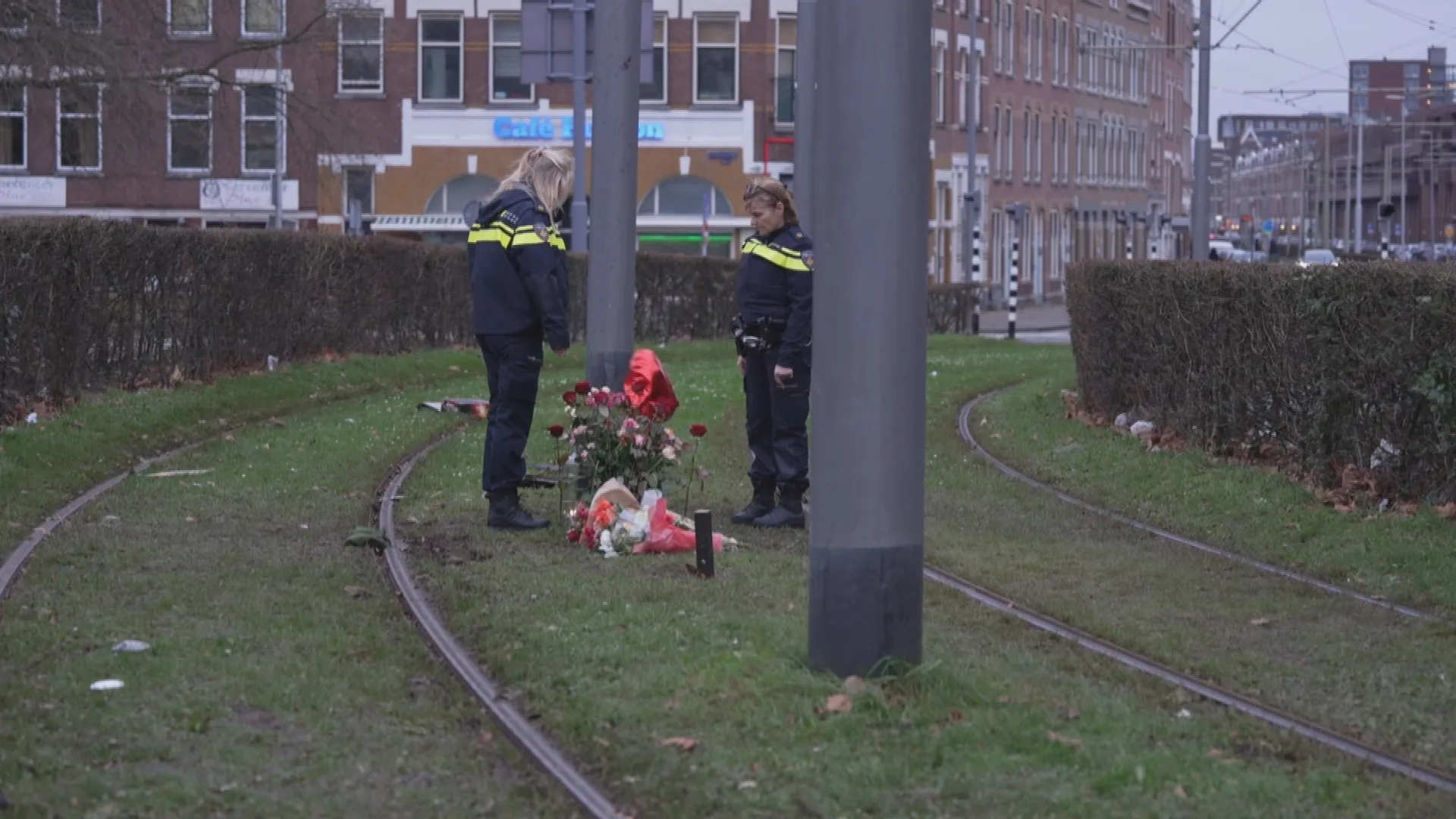 Bloemen voor door vuurwerk omgekomen Jack (14): 'Hij was vuurwerk'