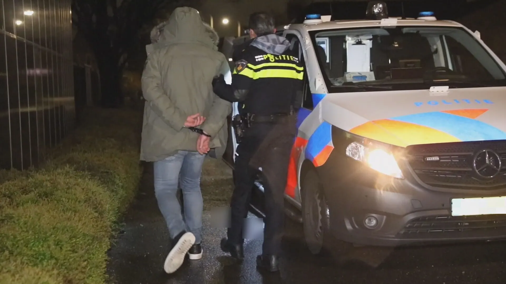 Politie grijpt in bij 'coronafeest' Naaldwijk, pakt agressieve bezoekers op