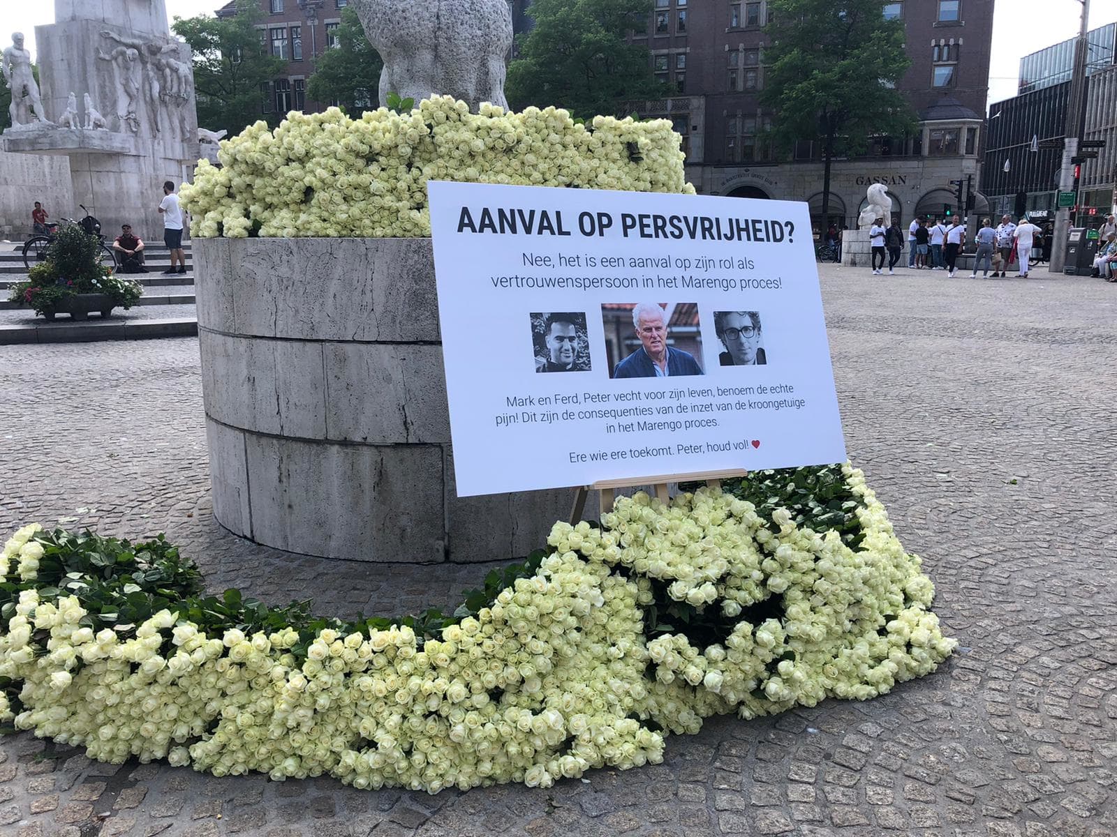 Duizenden witte rozen op de Dam voor Peter R. de Vries