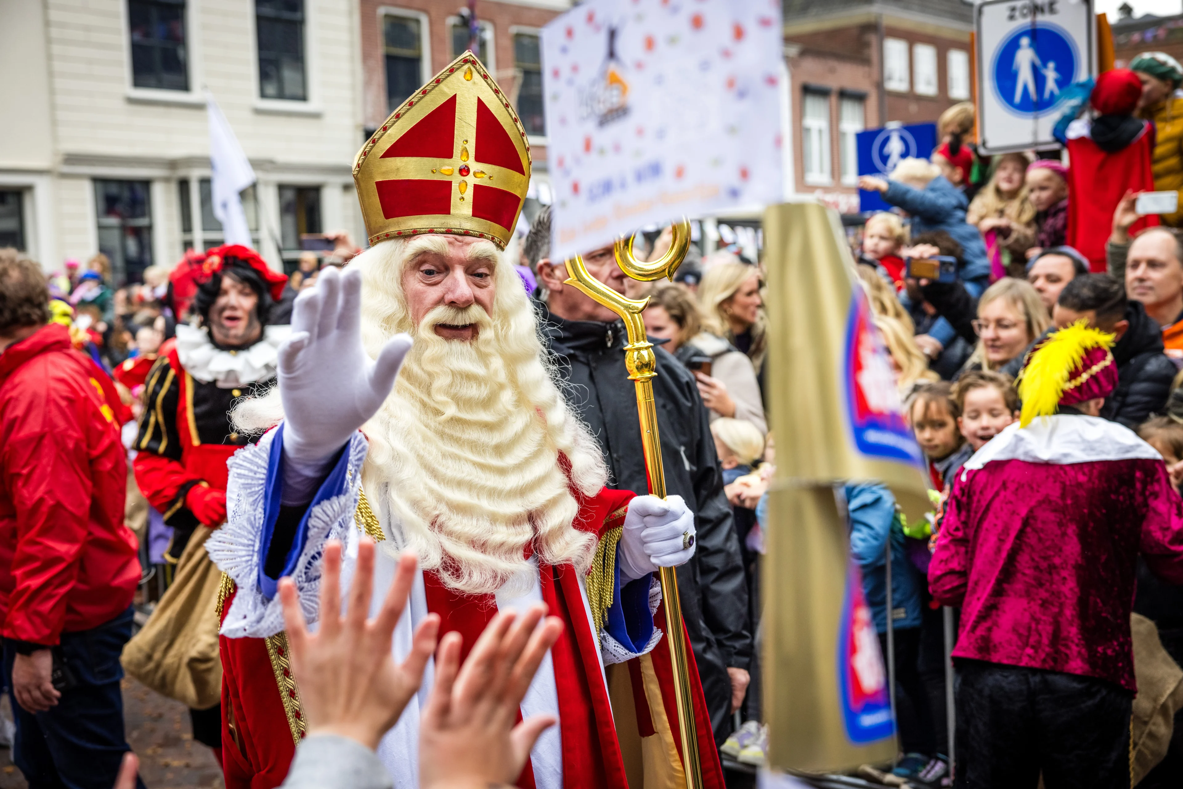 Gemeente Vianen kijkt terug op 'fantastische' sinterklaasintocht: 25.000 mensen langs route