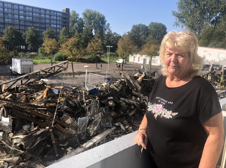 Buren totaal verwoeste kringloopwinkel Amsterdam komen terug op onheilsplek: 'Ik sta te trillen'