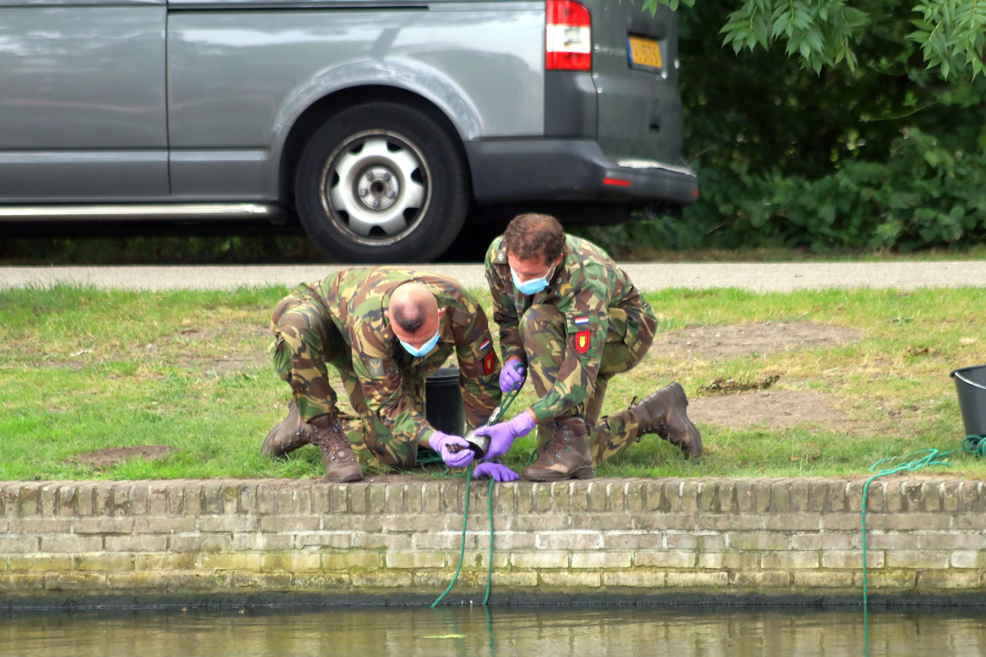 Magneetvisser vindt opnieuw wapens en granaten in water Amsterdam