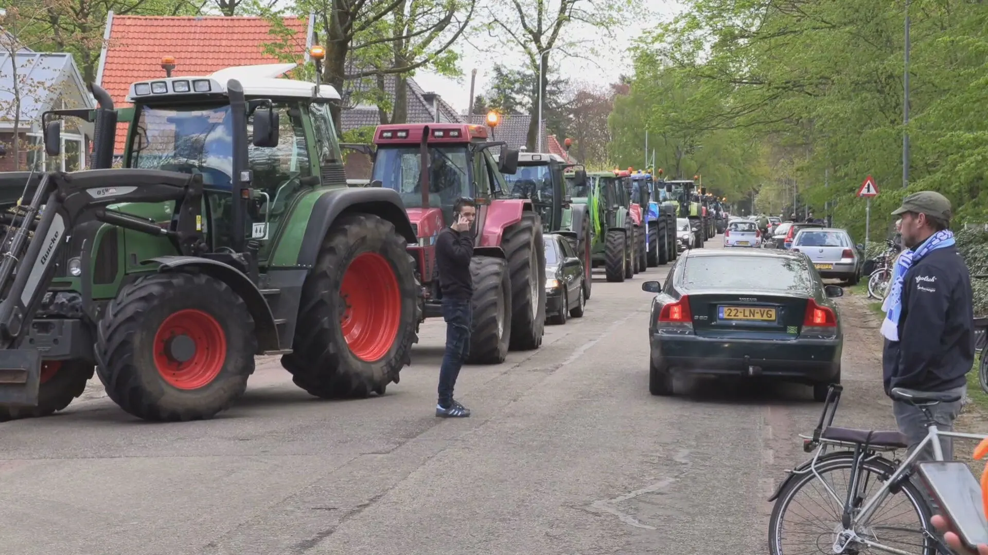 'Superboeren' met trekkers zwaaien spelers De Graafschap uit voor promotiewedstrijd