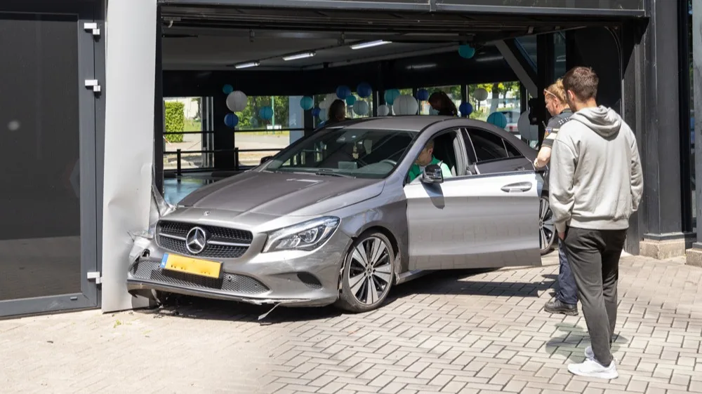 Bestuurster schrikt van drempel en geeft vol gas in autowasstraat