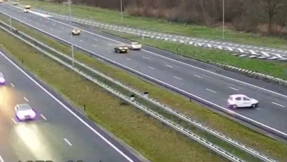 Automobilist keert midden op snelweg A27: 'Levensgevaarlijk dit'