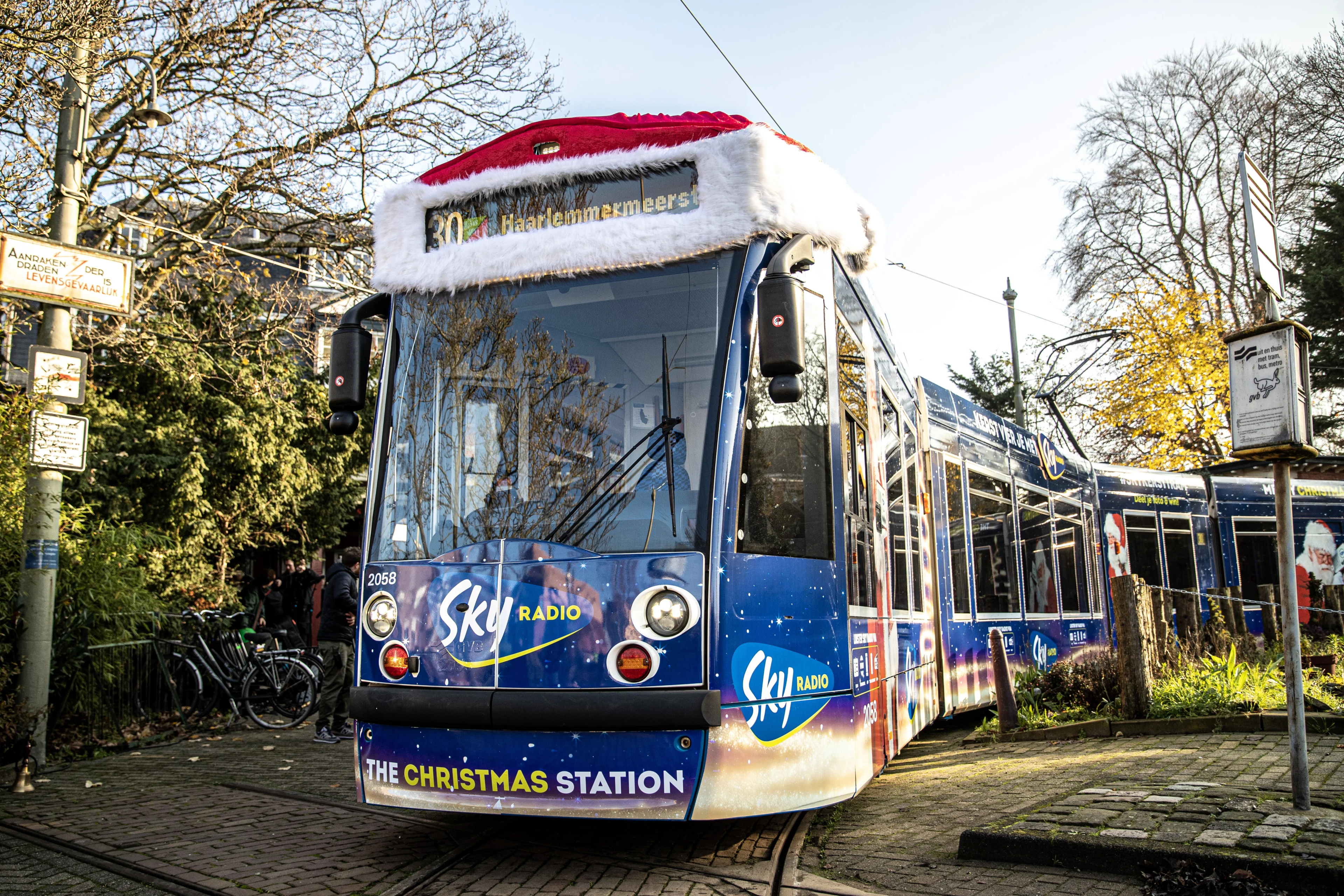 Op deze plekken rijdt dit jaar de iconische kersttram van Sky Radio