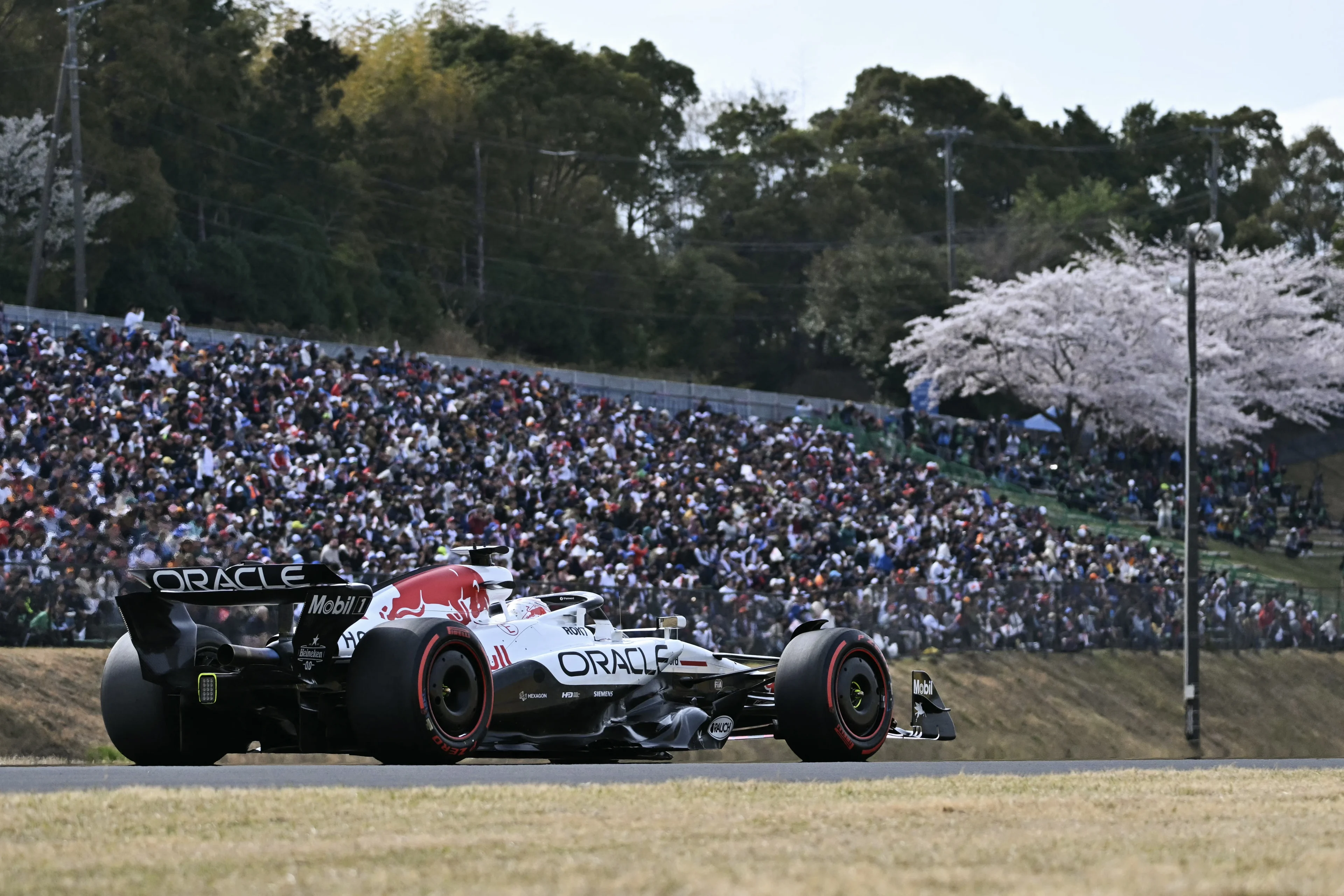 Max Verstappen rijdt baanrecord in Japan en start vanaf poleposition