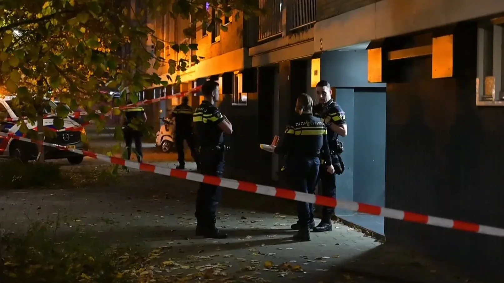 Politie schiet man met mes dood in woning in Rozenburg