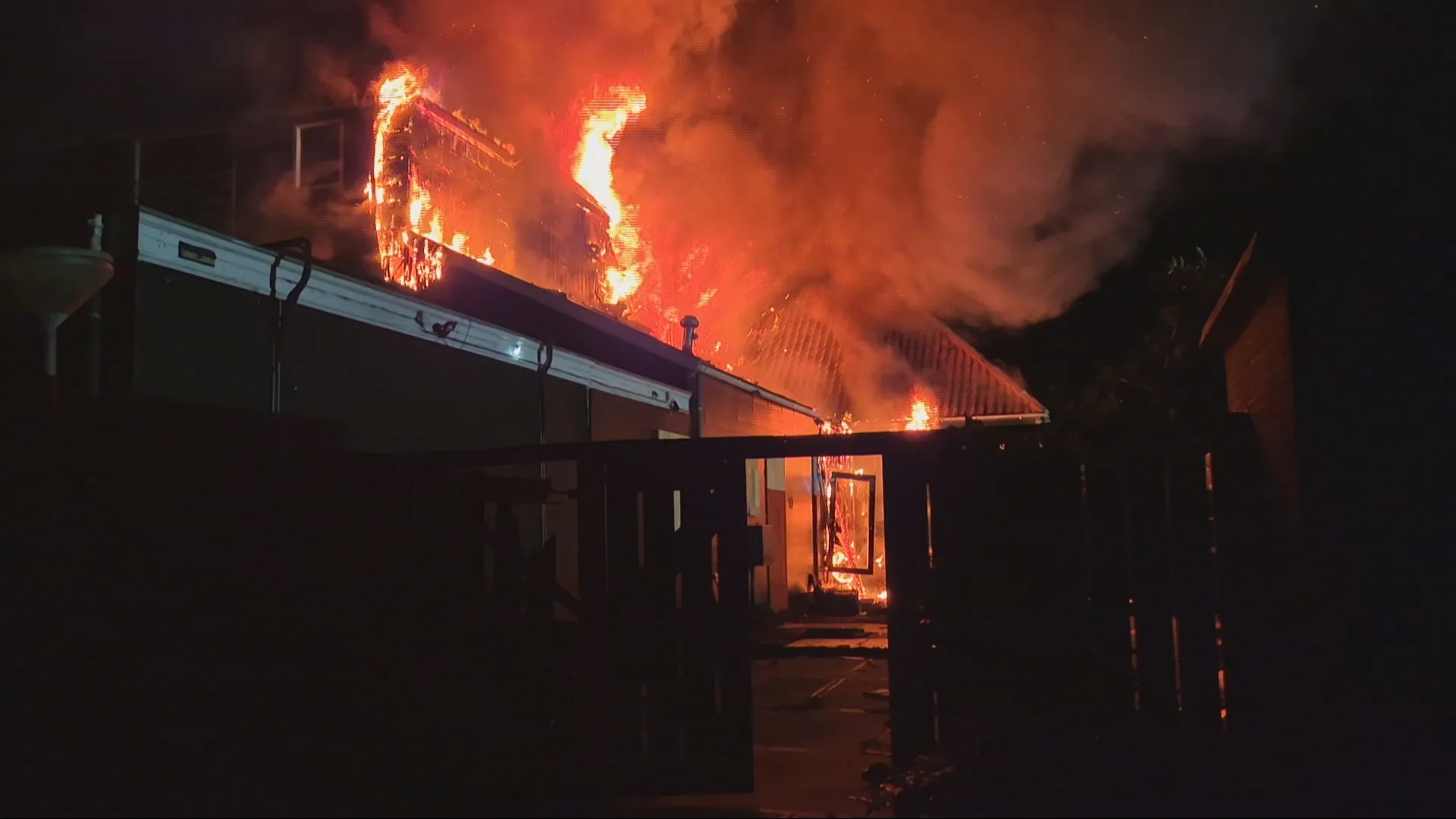 Vlammen slaan uit het dak bij brand voormalig restaurant in Westzaan