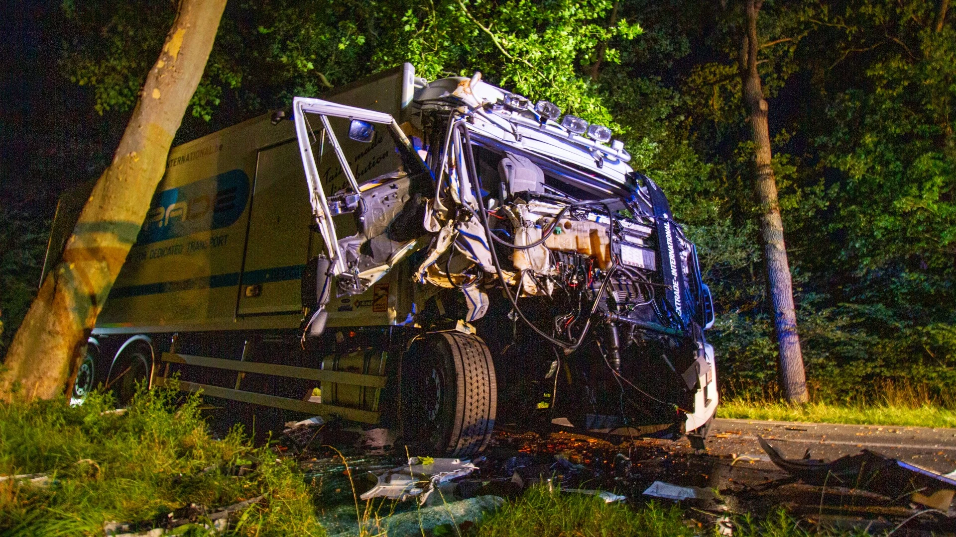 Trucker knalt hard op boom maar blijft wonder boven wonder ongedeerd
