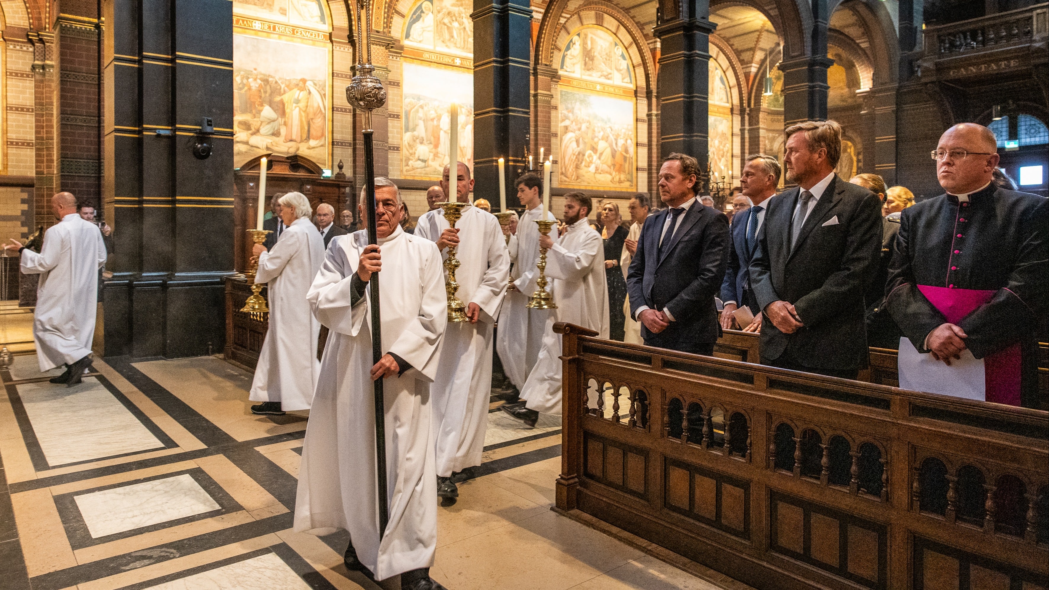 Koning bij herdenking overleden paus Franciscus in Amsterdam