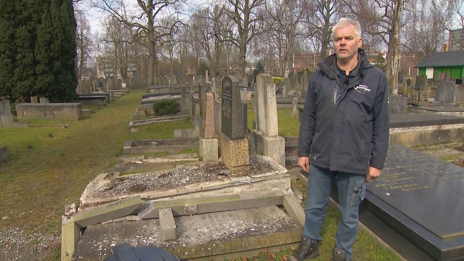 Dieven vernielen graven op Groningse begraafplaats: 'Meer dan honderd'