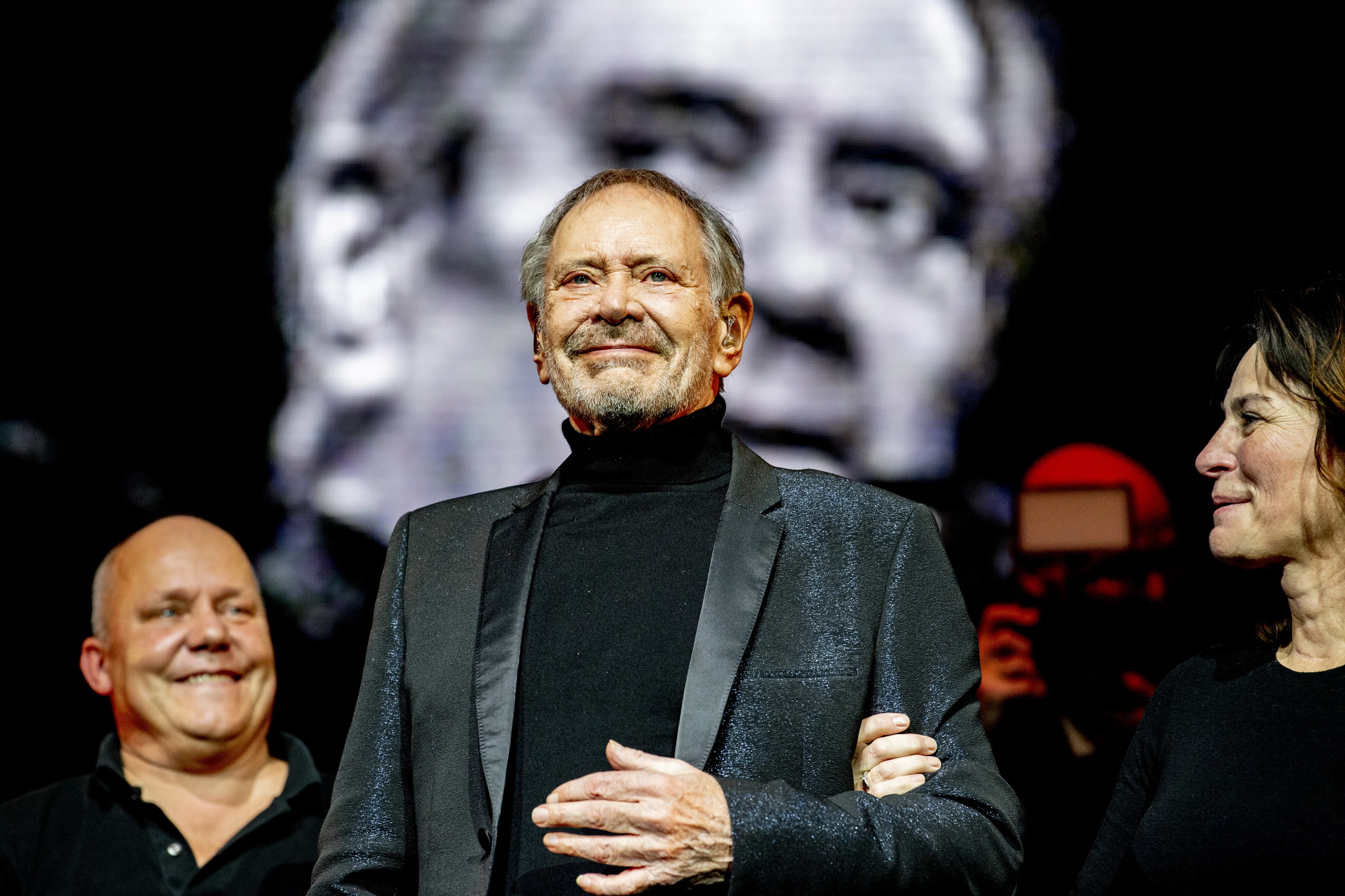 Emotioneel afscheid Rob de Nijs tijdens laatste concert: staande ovaties en tranen