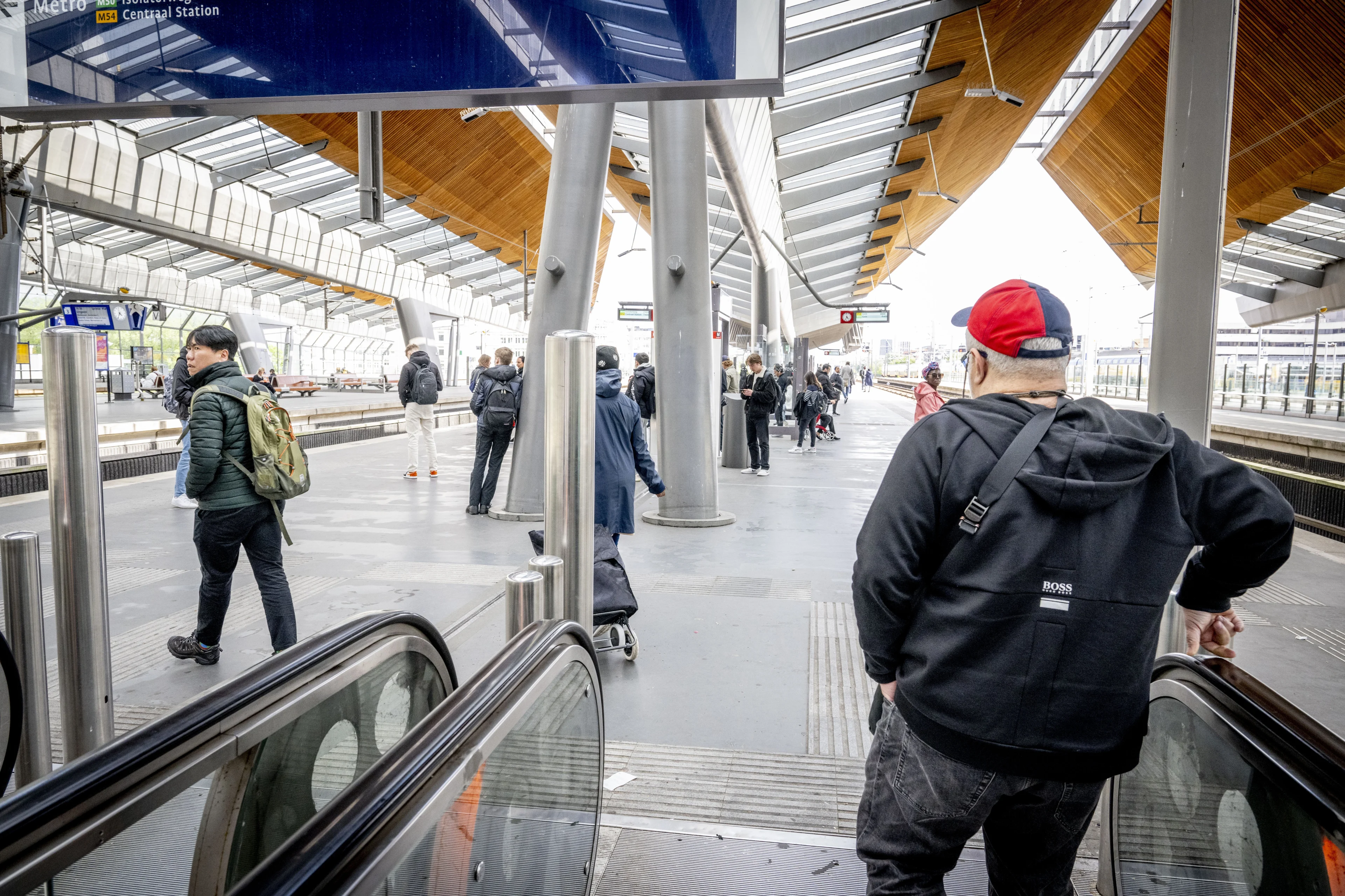 Man in rolstoel belandt op spoor en overlijdt in Amsterdam