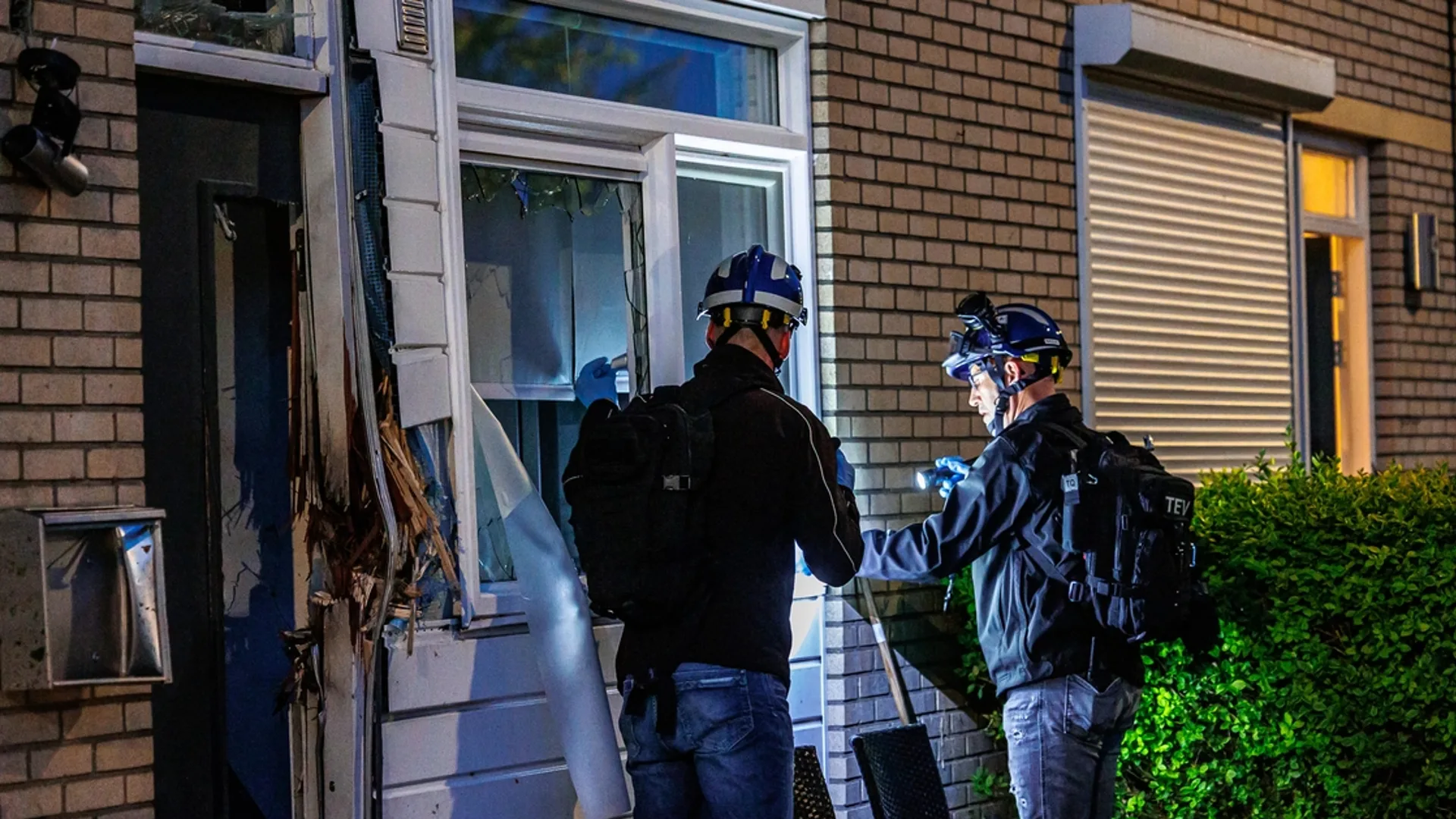 Explosie bij woning in Rotterdam: gevel uit huis geblazen