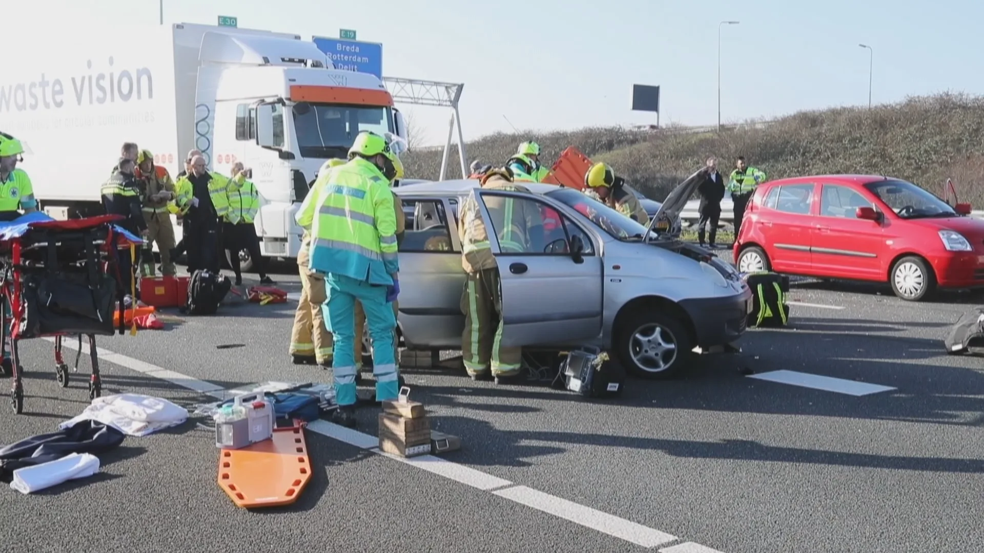 Drie gewonden bij kettingbotsing A4, mensen bekneld in auto