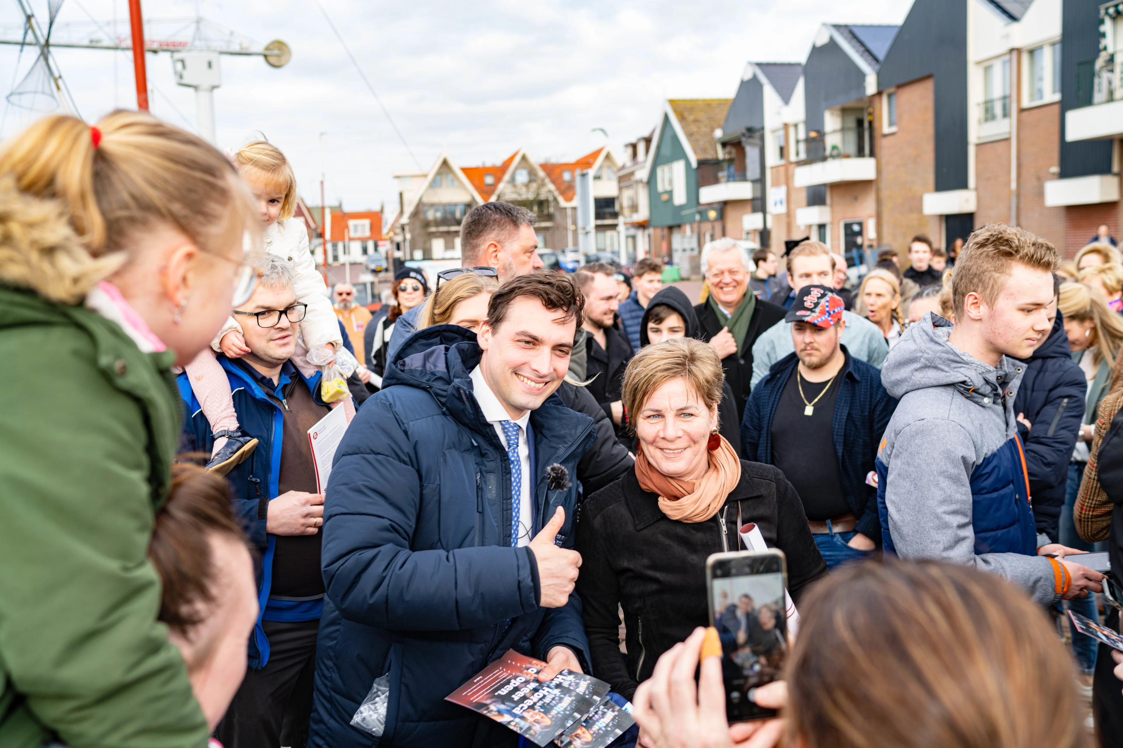 Peiling: helft van de Forum-kiezers denkt dat corona een complot is