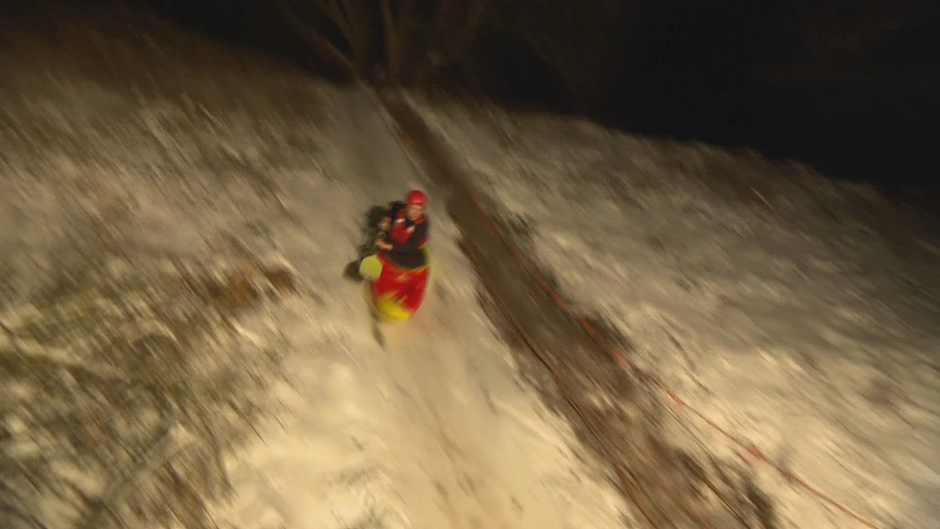 Vrienden van Helmondse kanoclub razen met 30 km/u van zelfgebouwde glijbaan
