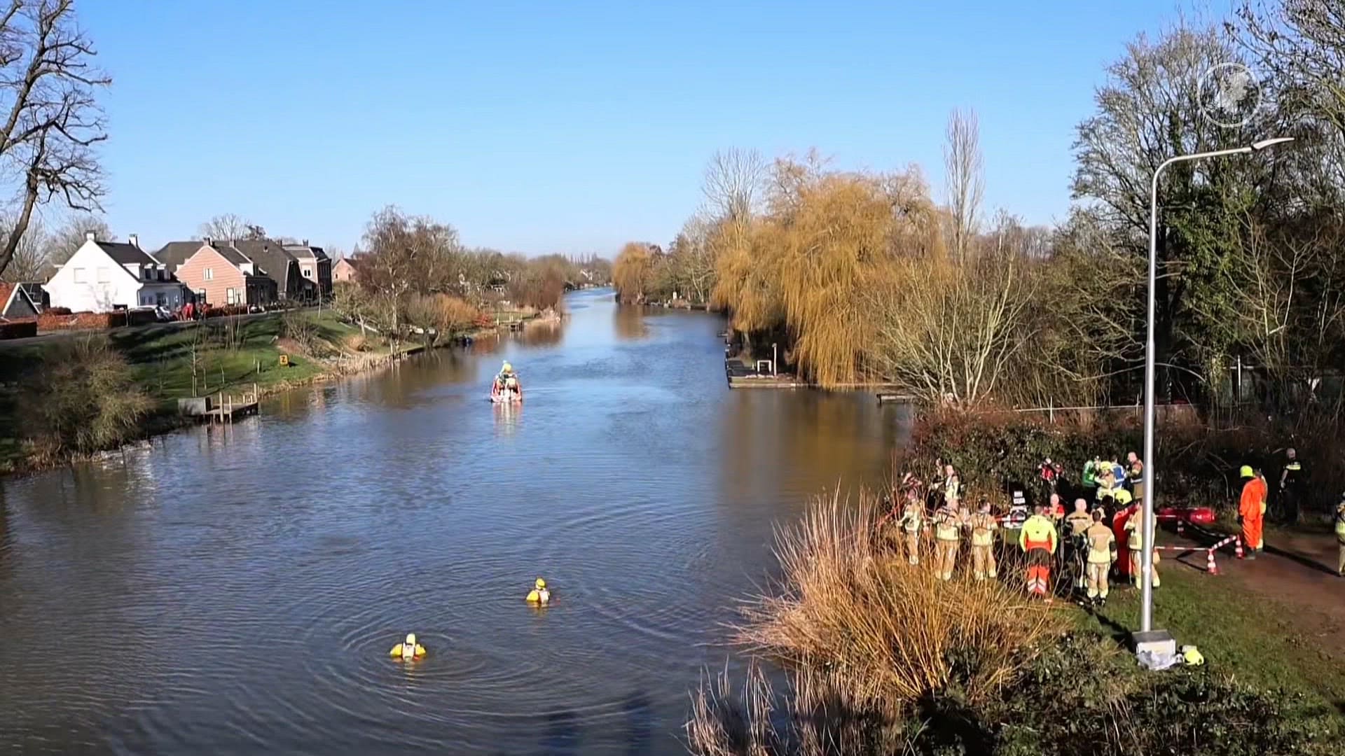 Auto te water in Beesd, persoon overleden