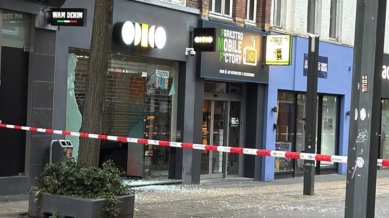 Veel schade door ramkraak op telefoonwinkel in Heerlen, daders op de vlucht