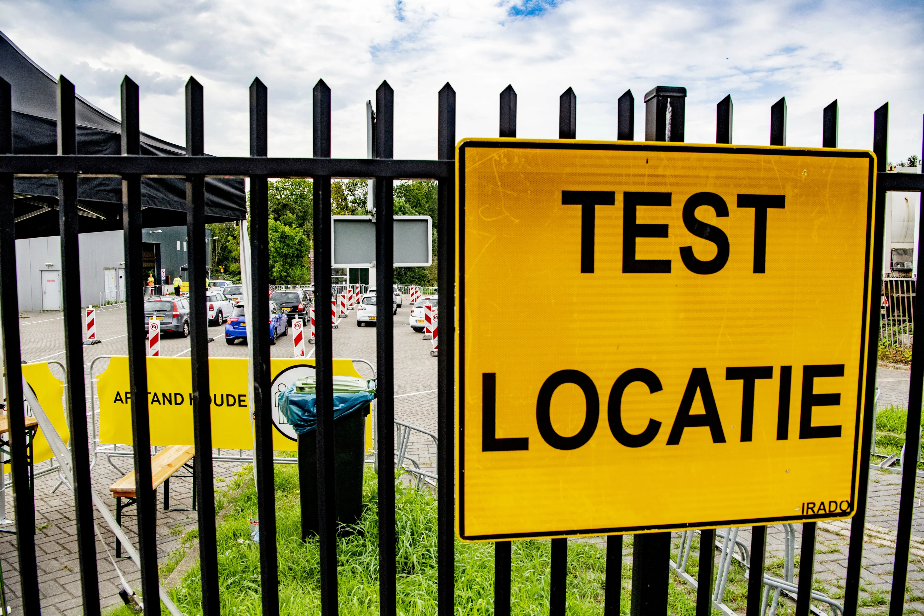 Tegenstanders coronabeleid vallen wachtenden teststraat lastig