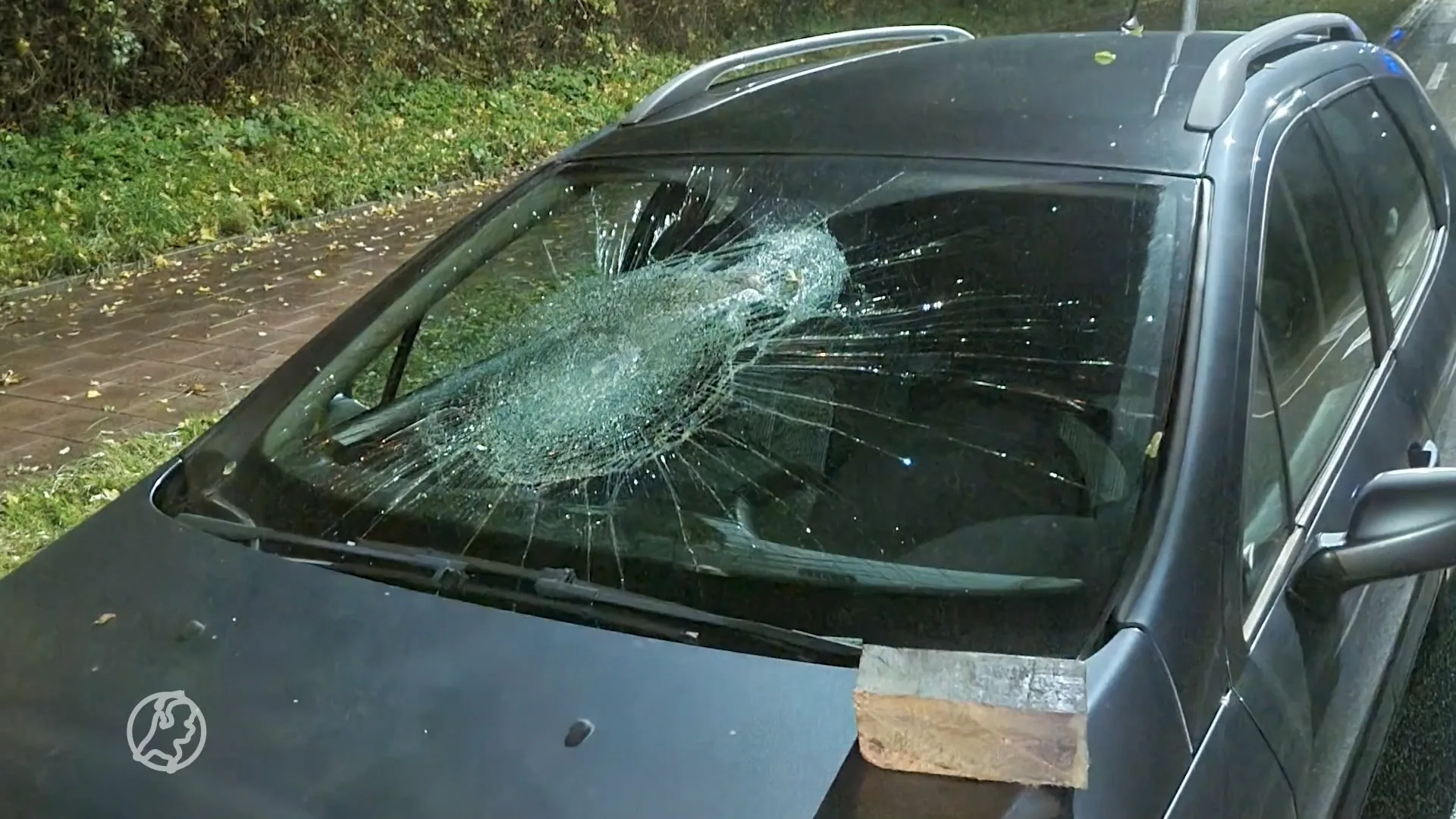Houten blok van voetgangersbrug gegooid op rijdende auto in Landgraaf