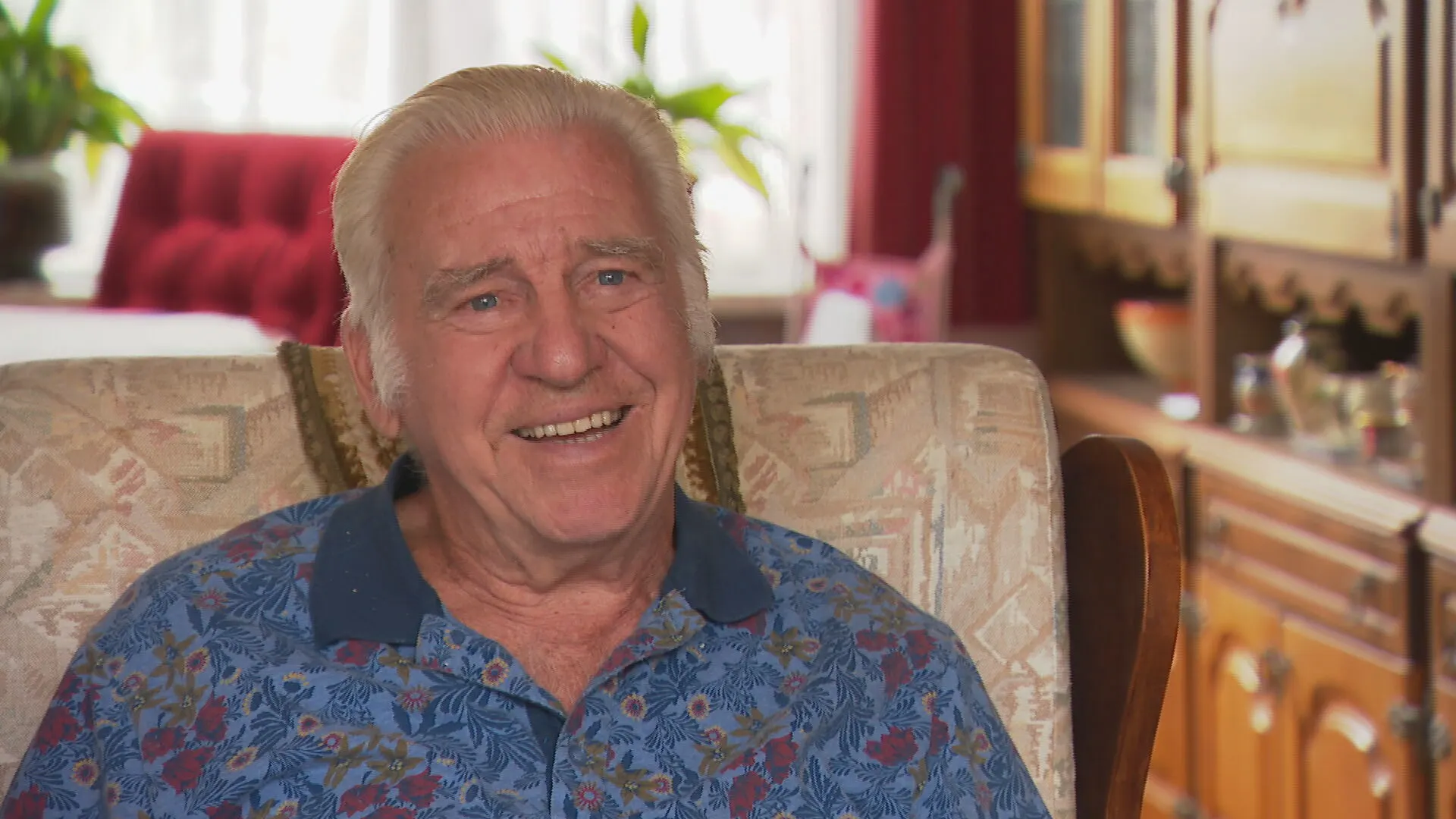 Techno-opa Johan (88) mist de festivals: 'Eerst drie feesten per week, nu hangen voor de televisie'