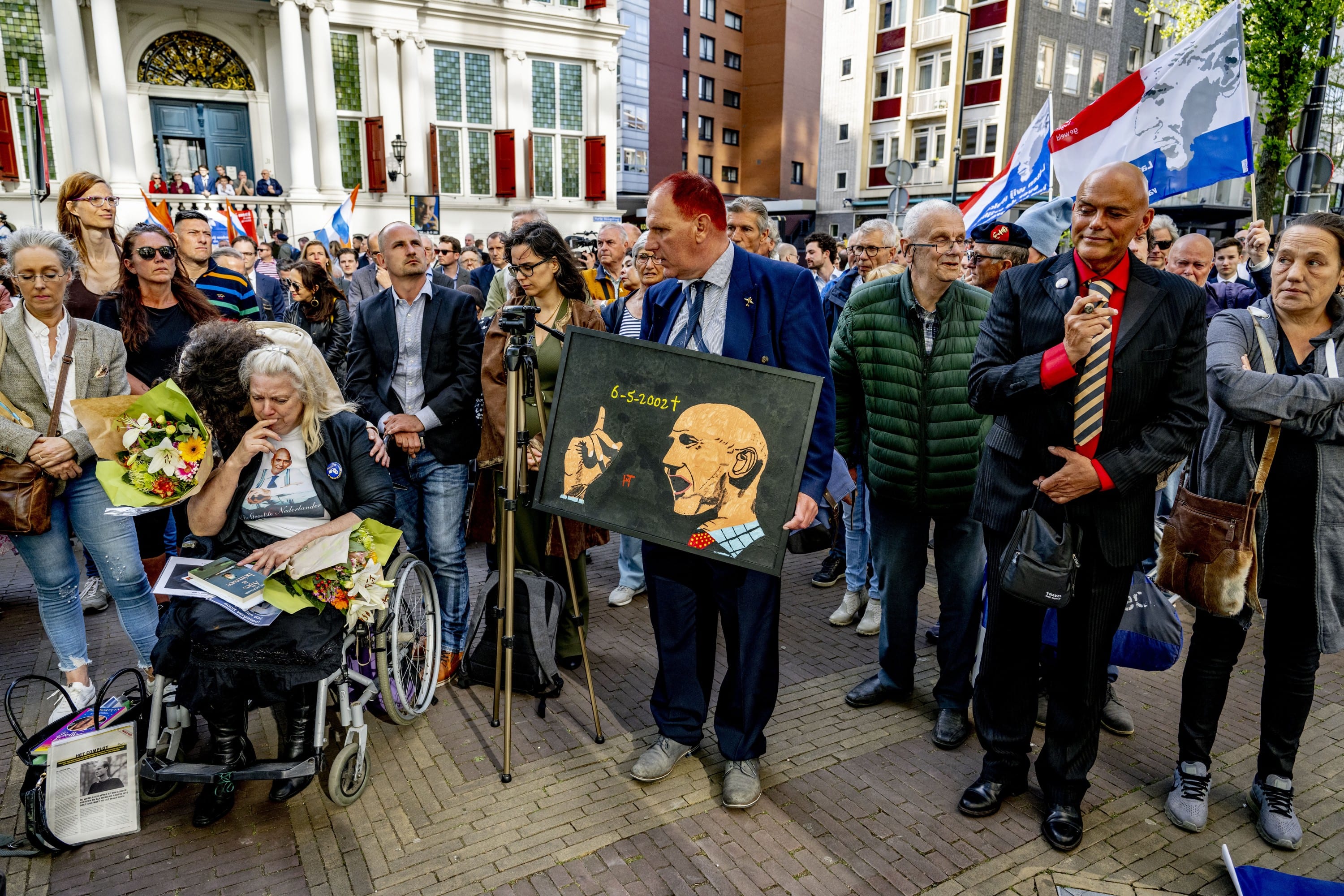 Honderden mensen herdenken Pim Fortuyn, twee minuten stilte ruw verstoord