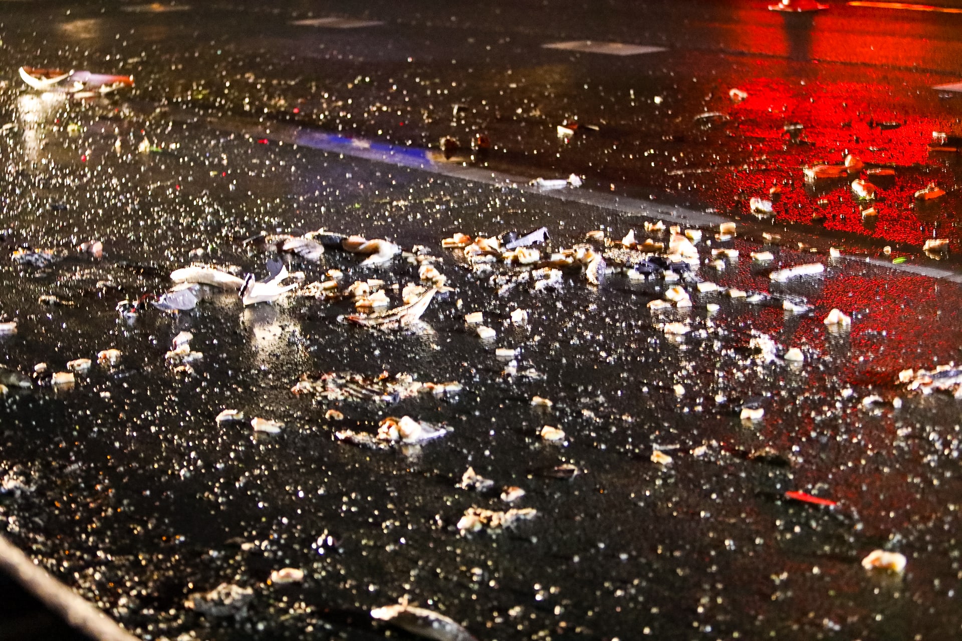 A1 bij Apeldoorn bezaaid met vis na botsing tegen vangrail