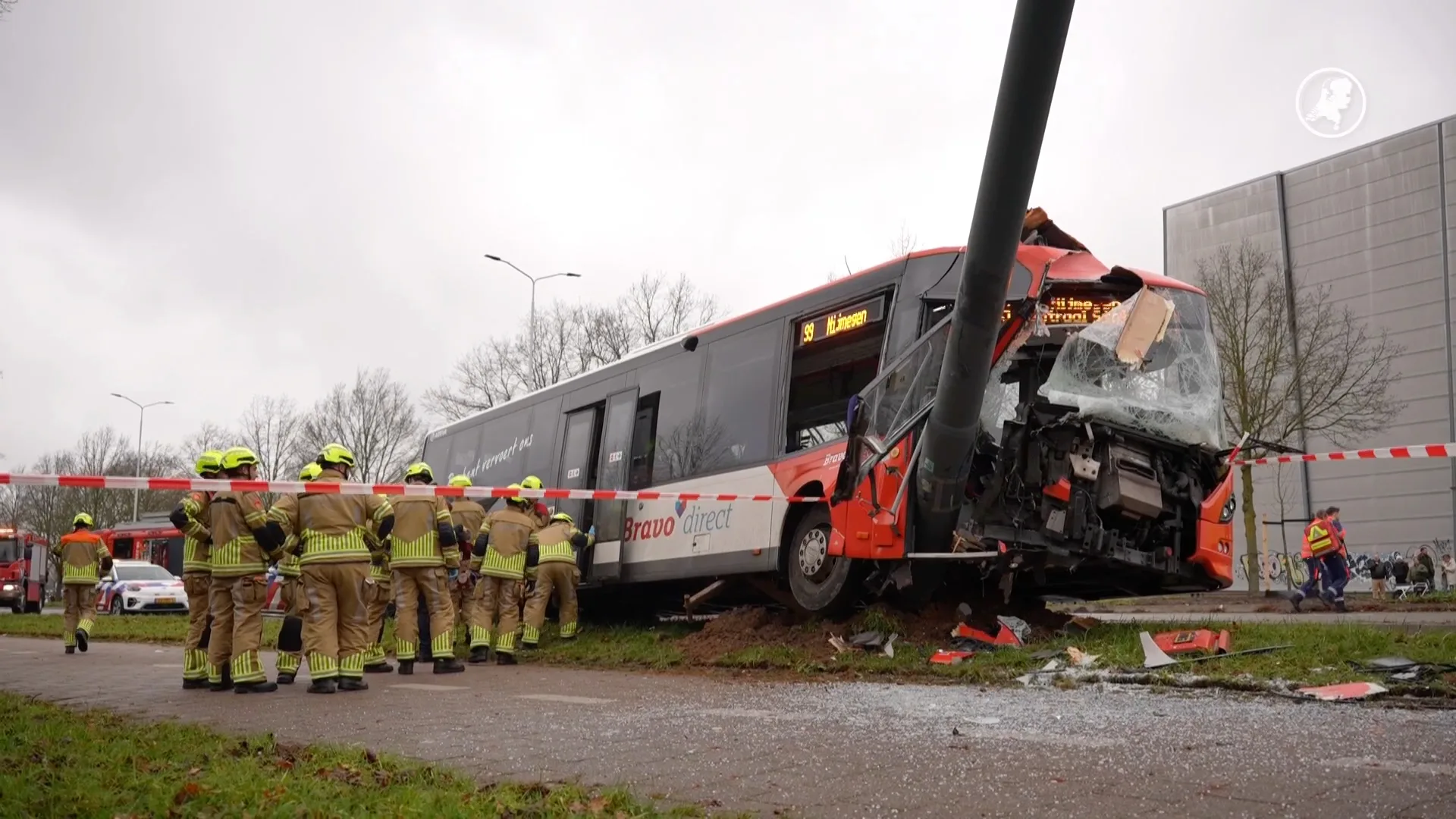 Bus knalt op verkeersbord in Nijmegen: acht gewonden naar ziekenhuis
