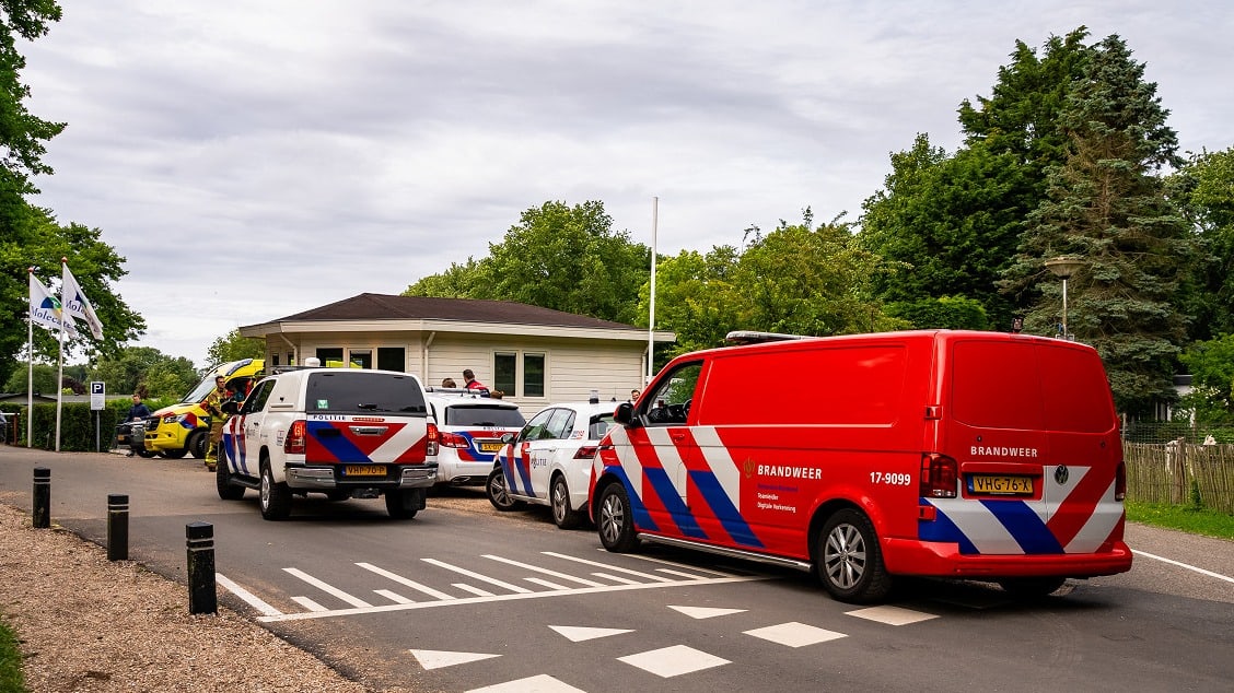 Politie dringend op zoek naar vrouw (23) die aan het bevallen is in bos Rockanje