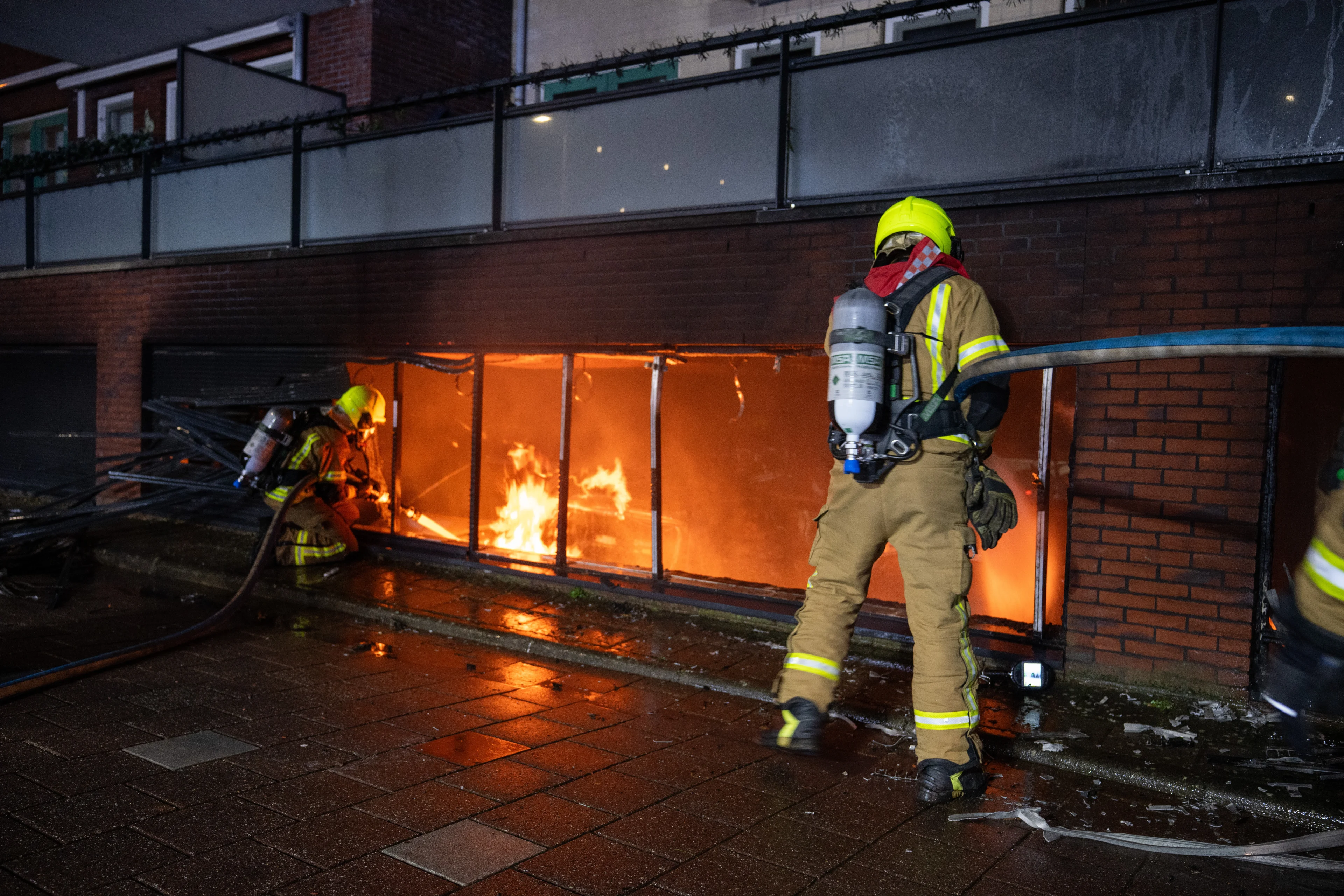 Brand in parkeergarage Hellevoetsluis: tientallen bewoners geëvacueerd