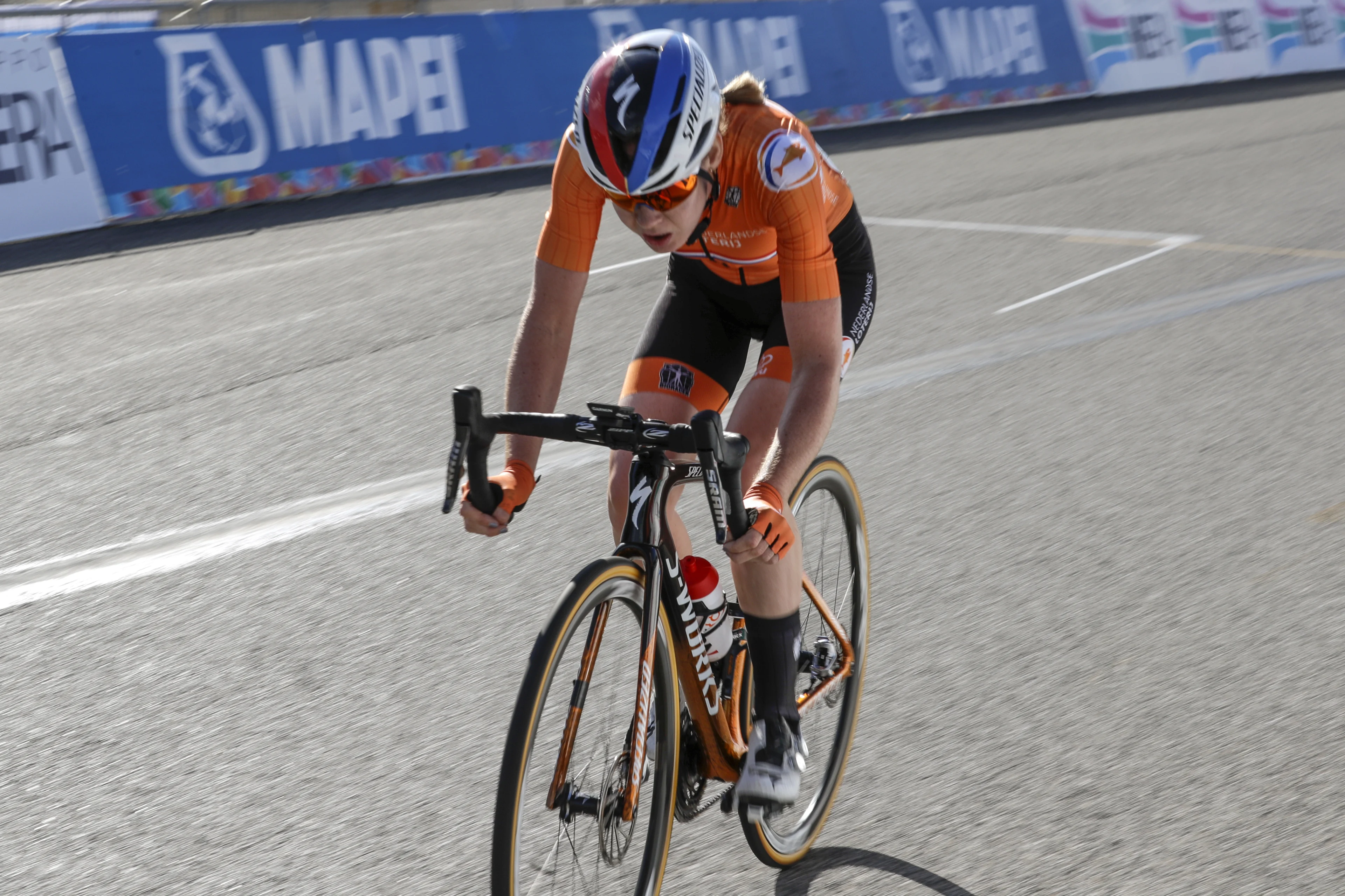Wielrenster Anne van der Breggen pakt tweede wereldtitel in Imola