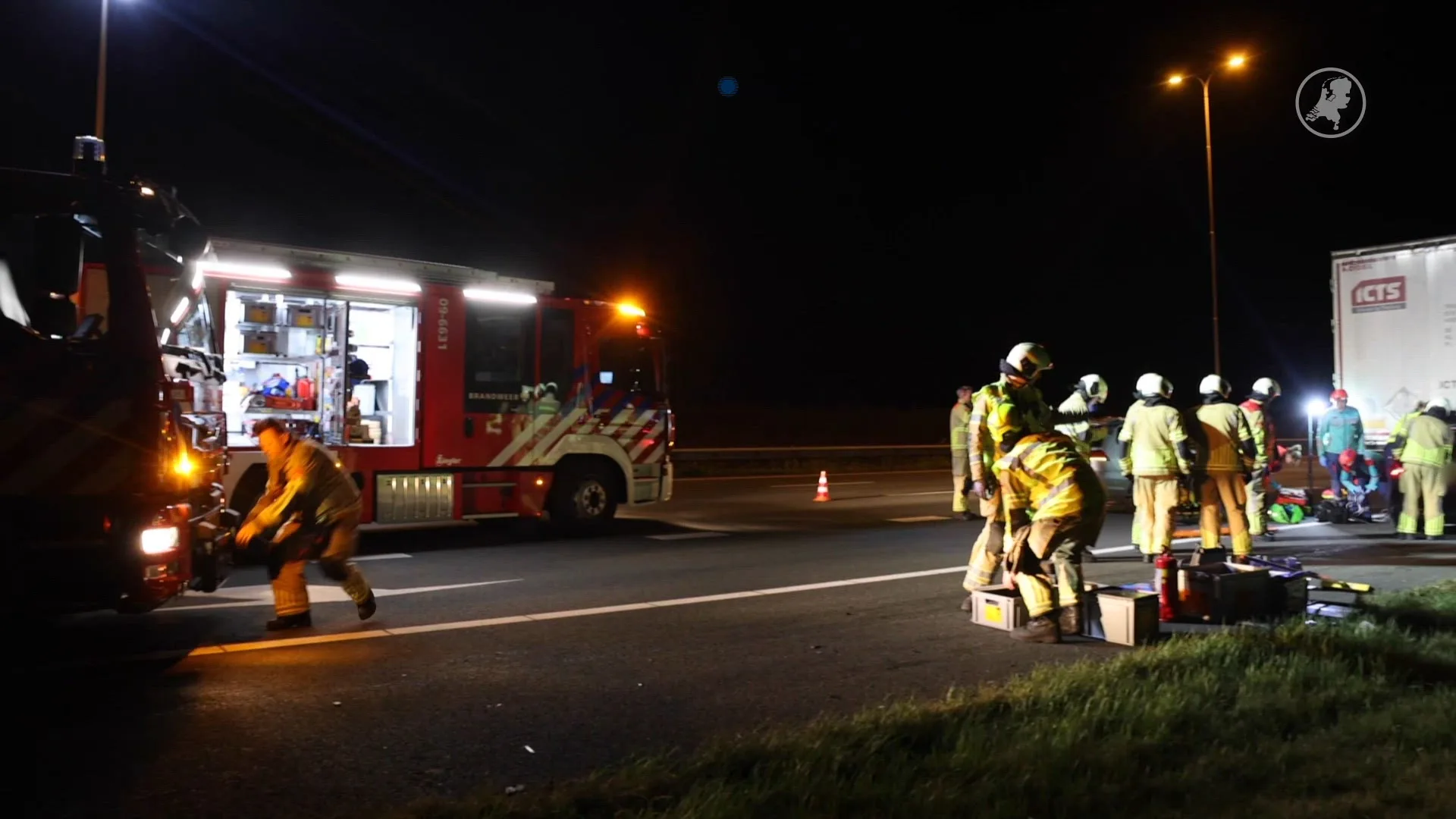 Zwaar ongeluk op A28, auto schuift onder vrachtwagen na botsing