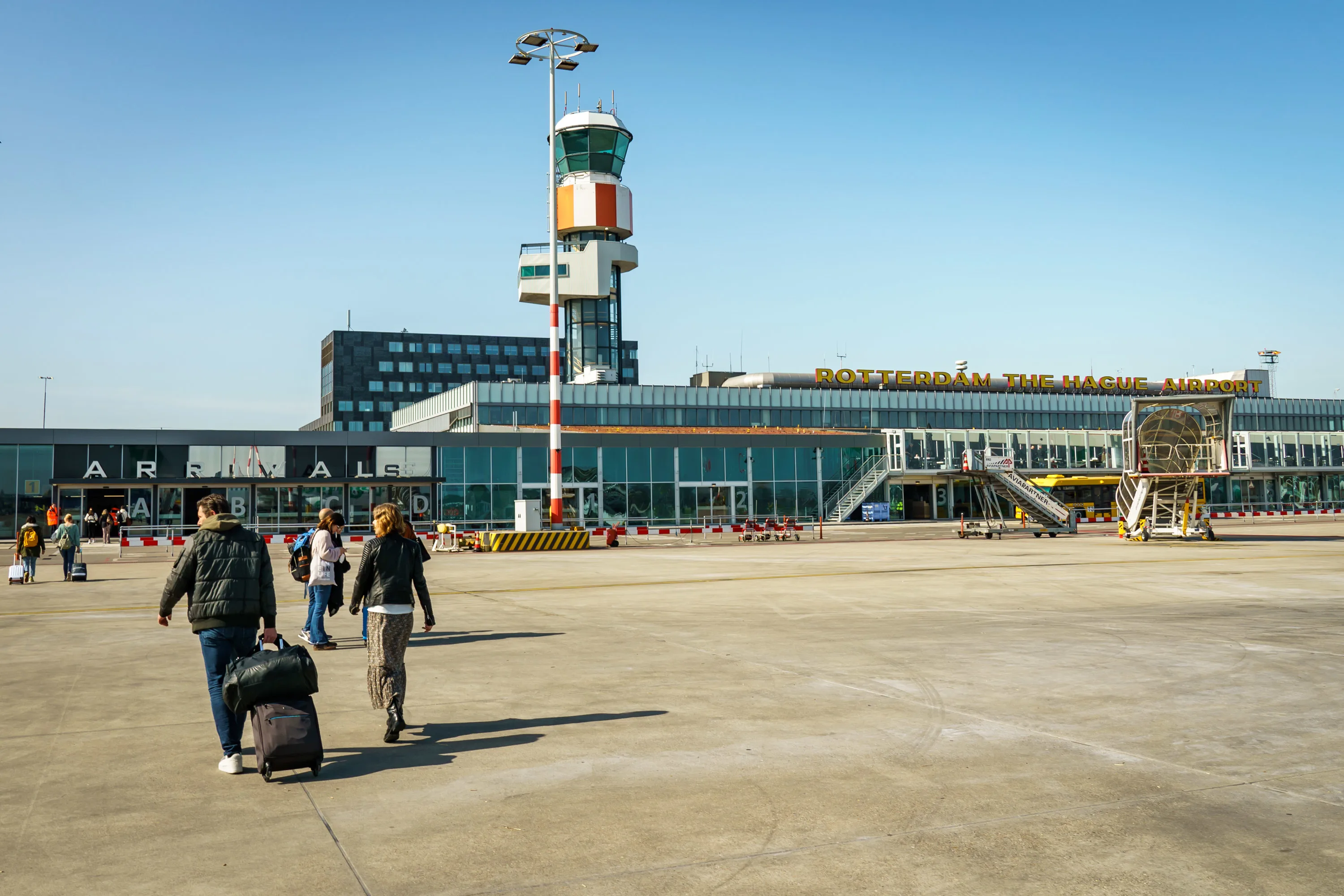 Uren vertraging Rotterdam Airport door zoekgeraakte koffer